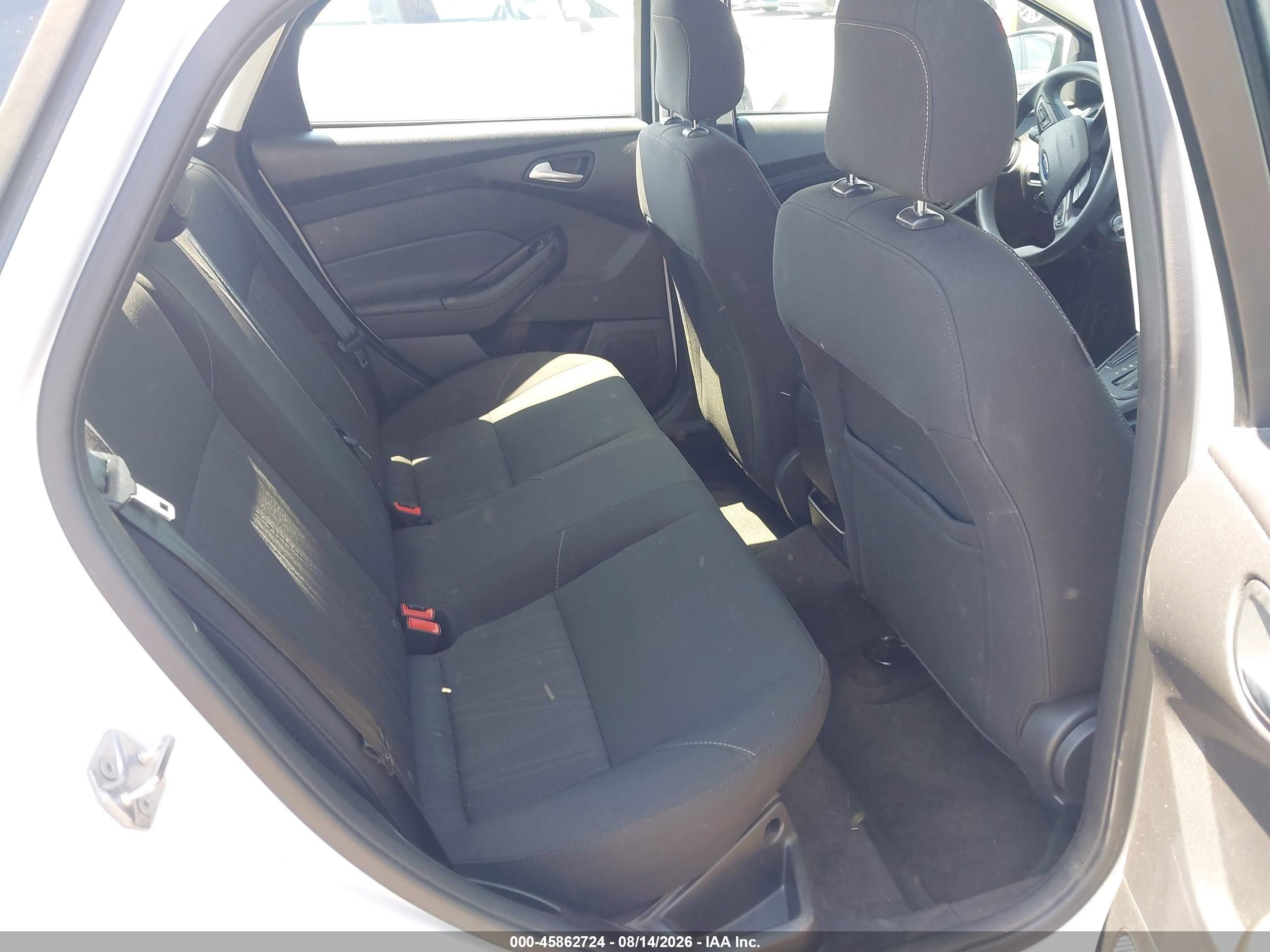 2018 Ford Focus Se White vin: 1FADP3F28JL328358