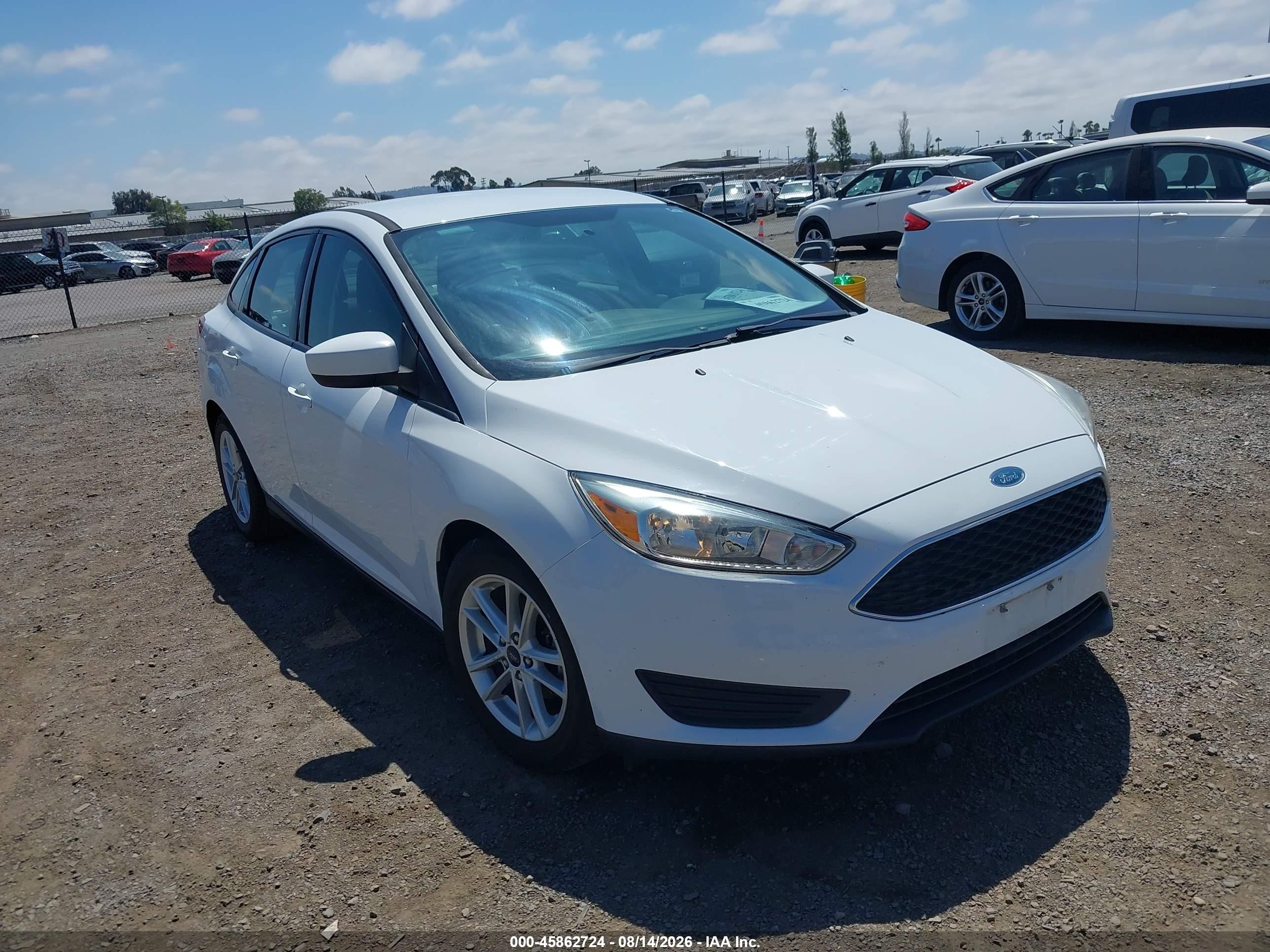2018 Ford Focus Se White vin: 1FADP3F28JL328358