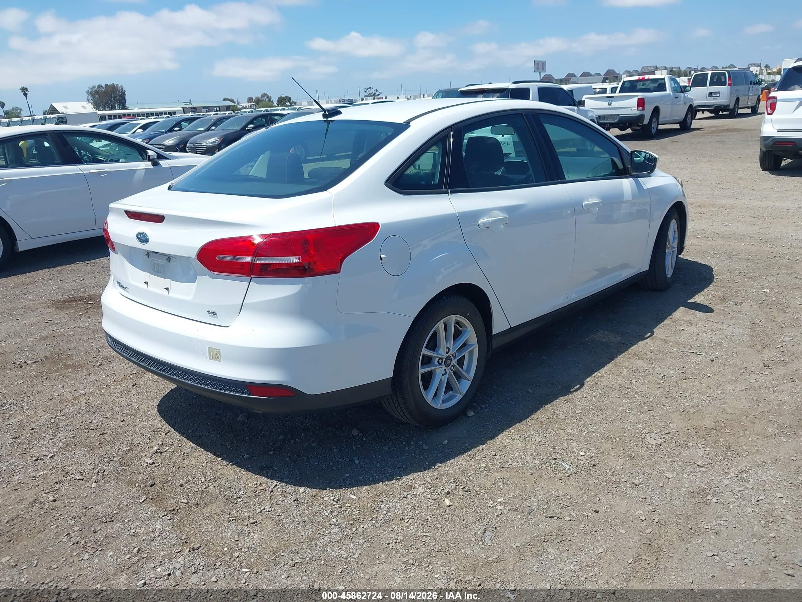 2018 Ford Focus Se White vin: 1FADP3F28JL328358