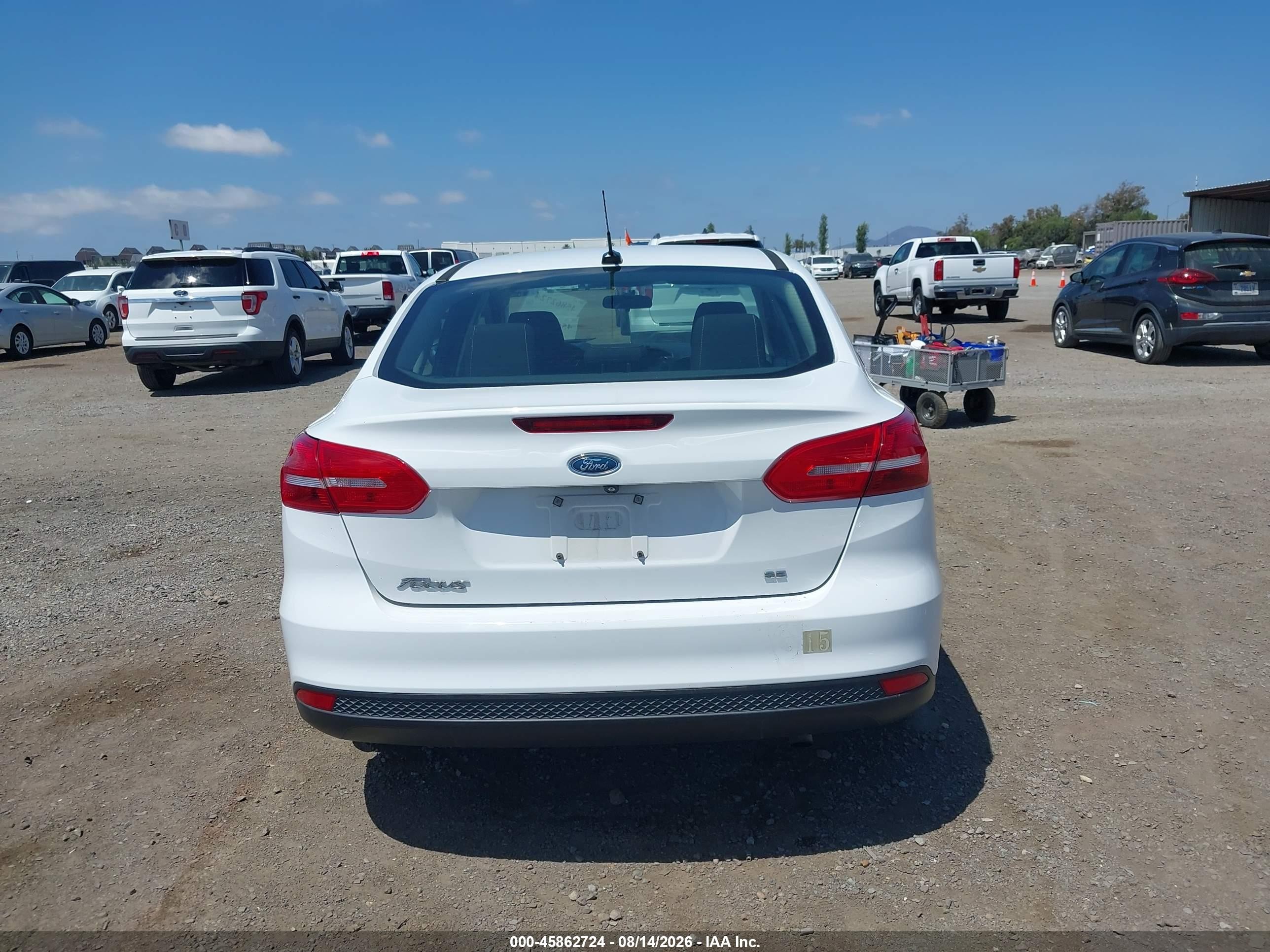 2018 Ford Focus Se White vin: 1FADP3F28JL328358