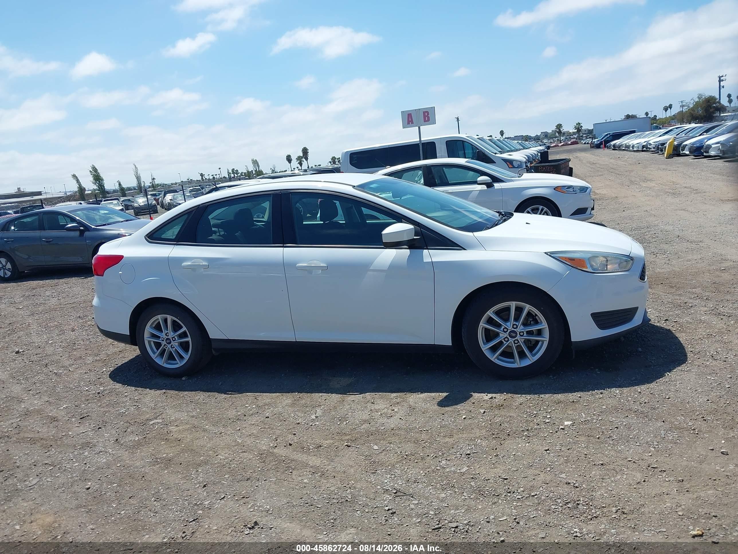 2018 Ford Focus Se White vin: 1FADP3F28JL328358