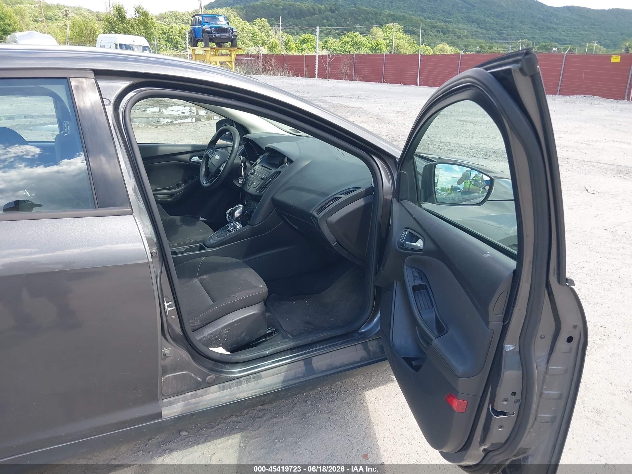2015 Ford Focus Se Gray vin: 1FADP3F29FL252026