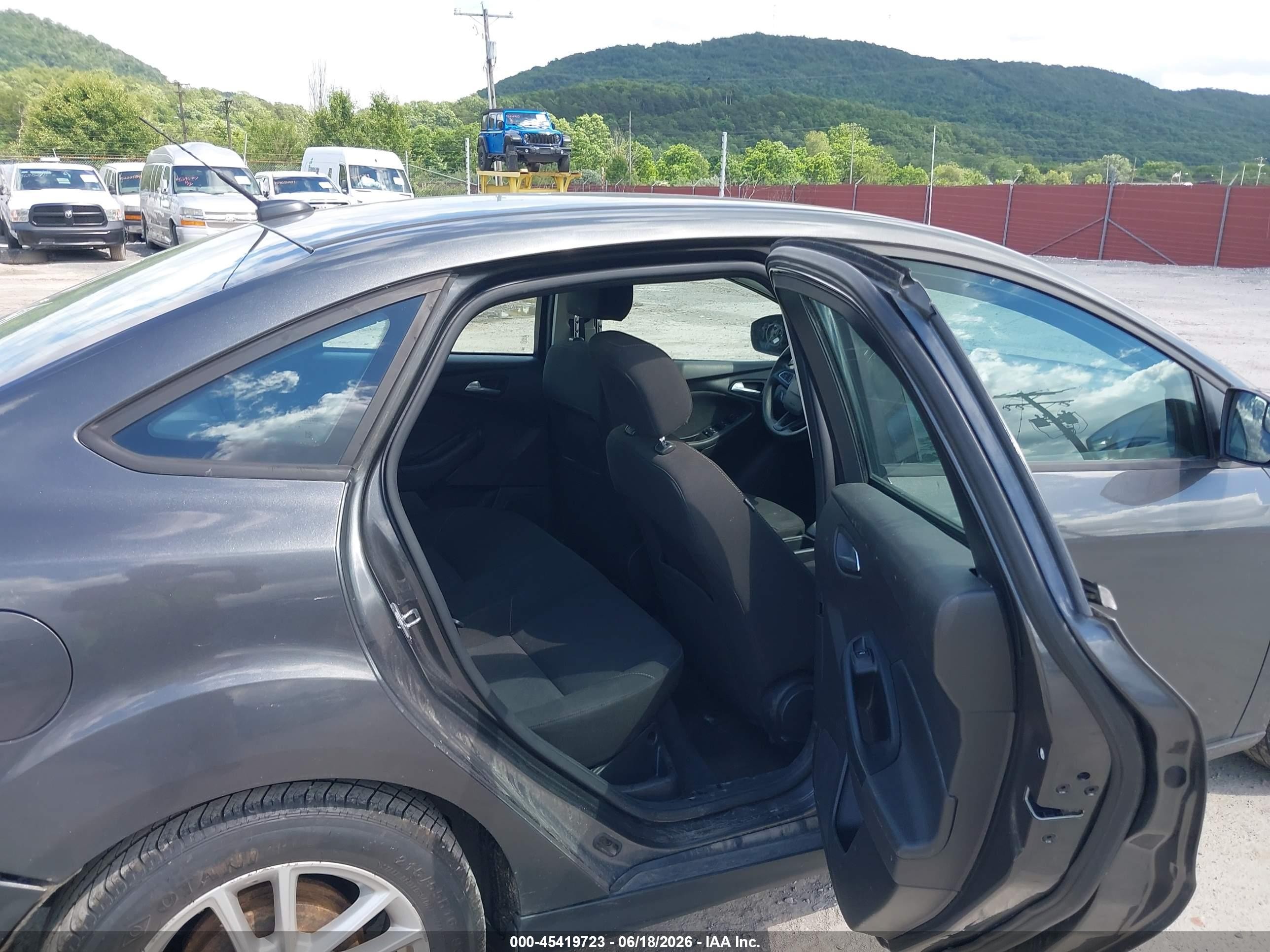 2015 Ford Focus Se Gray vin: 1FADP3F29FL252026