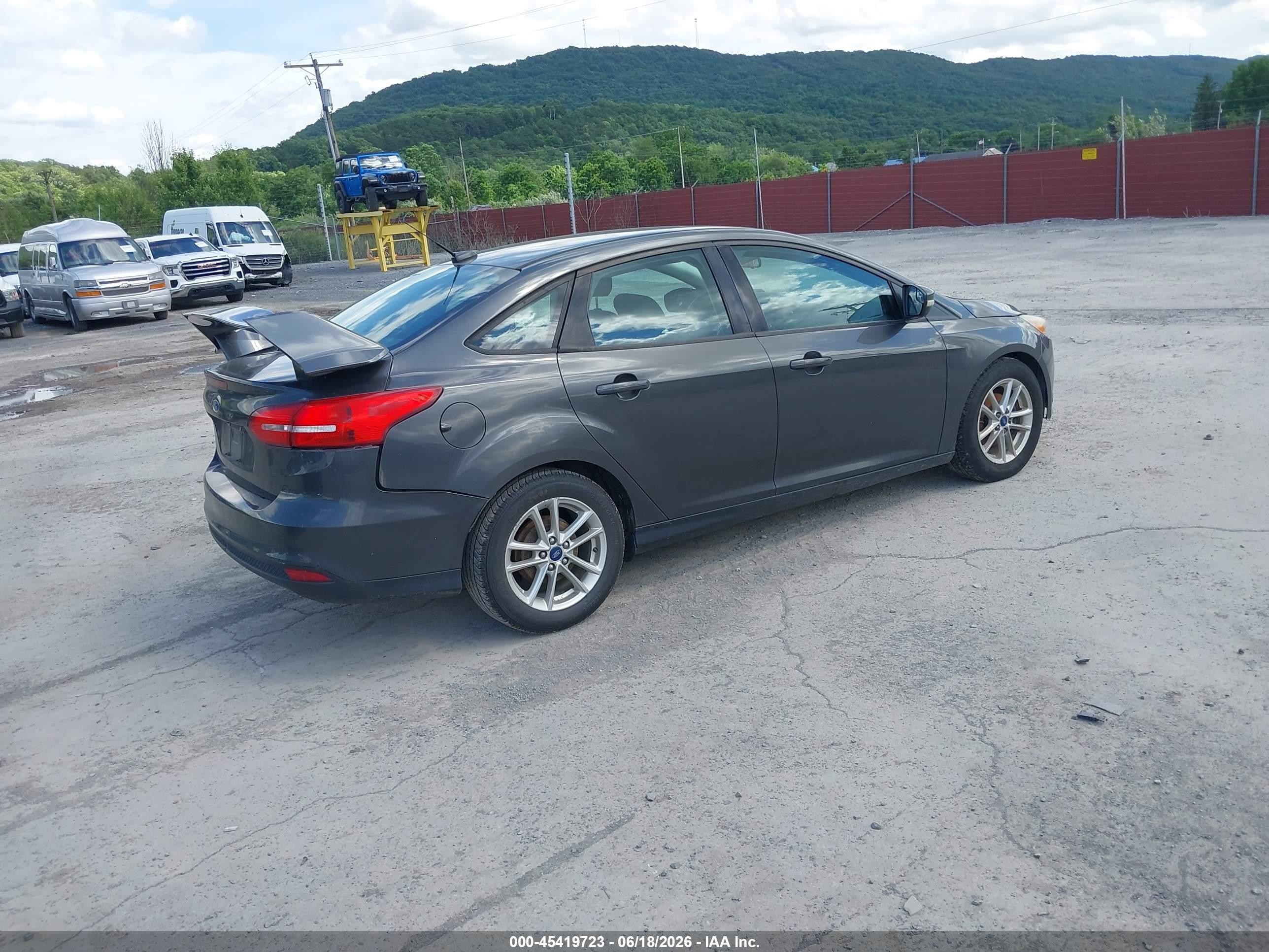 2015 Ford Focus Se Gray vin: 1FADP3F29FL252026