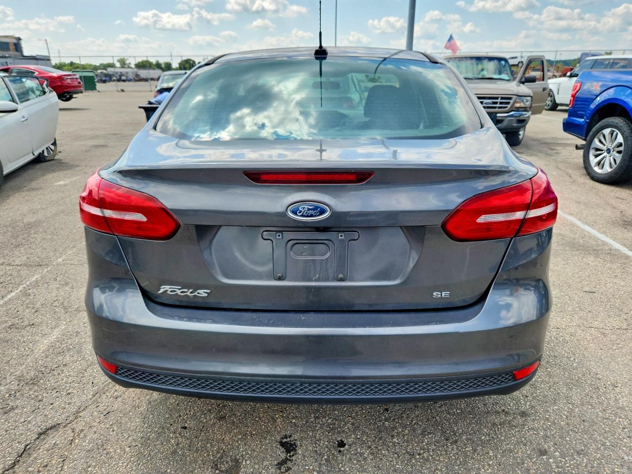 2015 Ford Focus Se Gray vin: 1FADP3F29FL270185