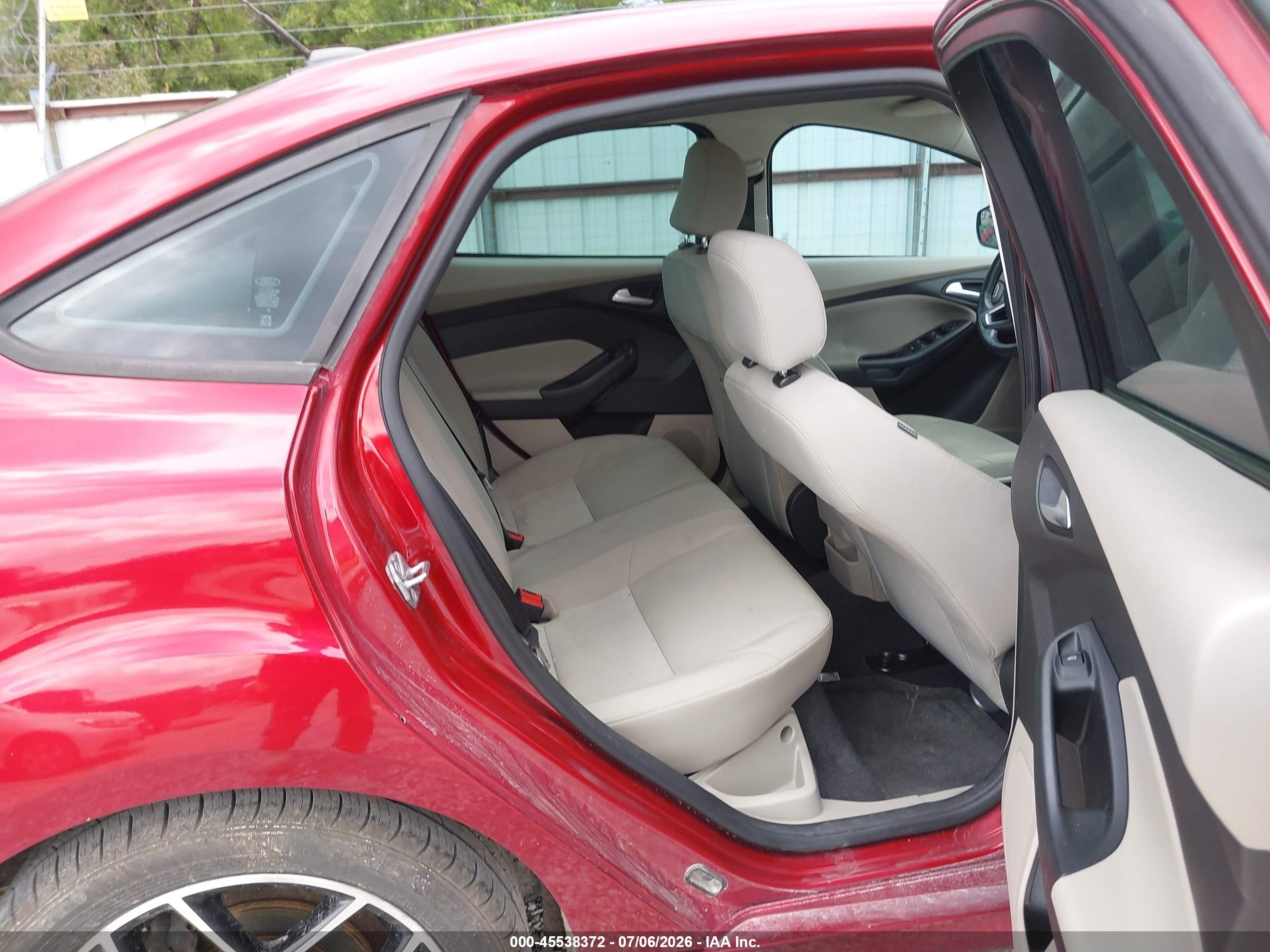 2015 Ford Focus Se Red vin: 1FADP3F29FL323869