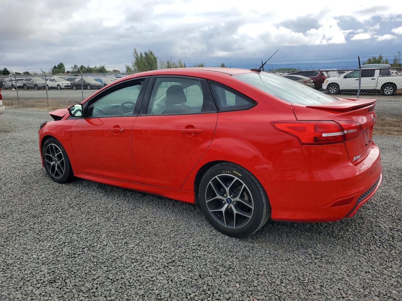 2015 Ford Focus Se Red vin: 1FADP3F29FL349405