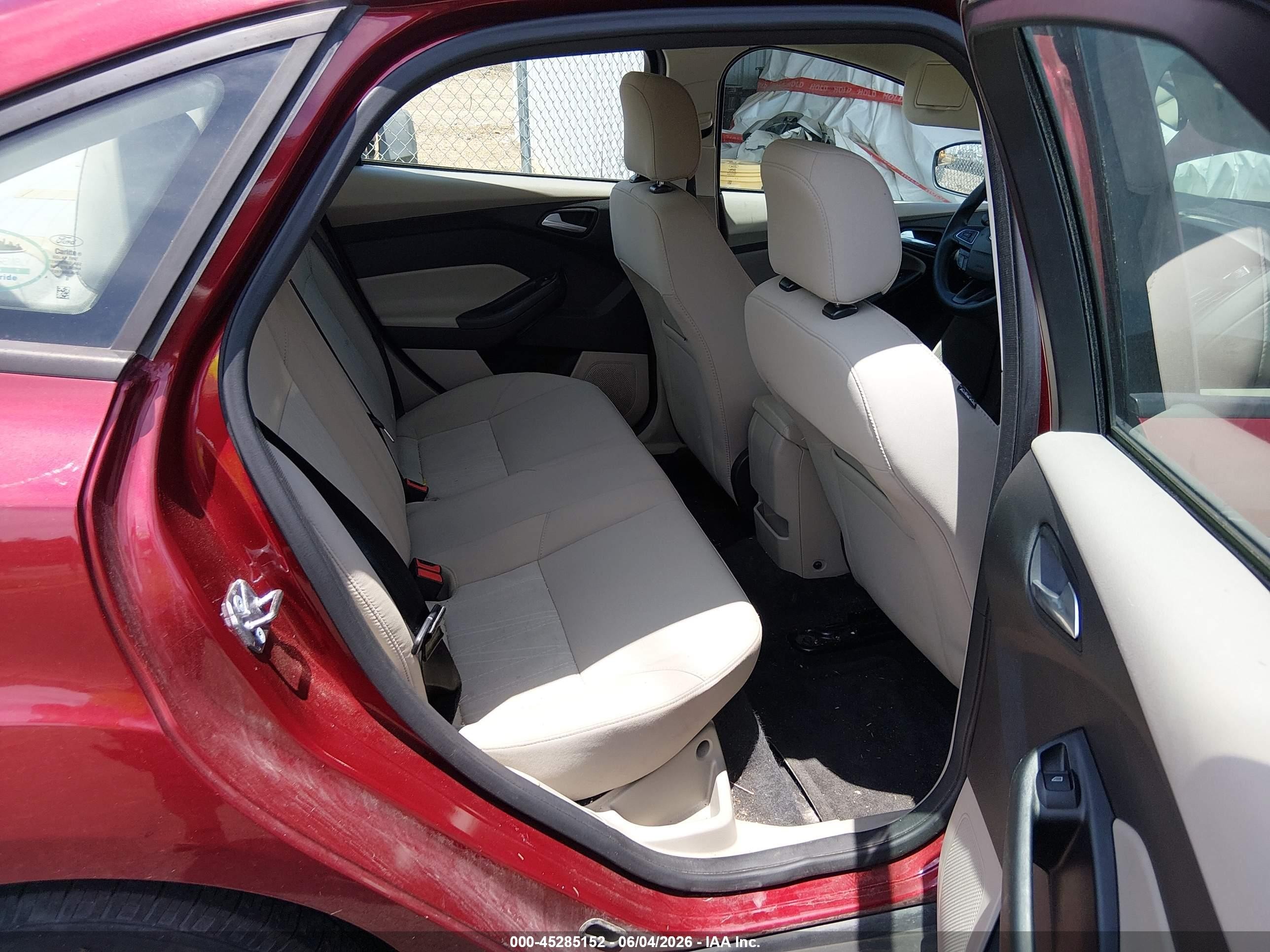 2016 Ford Focus Se Red vin: 1FADP3F29GL249712