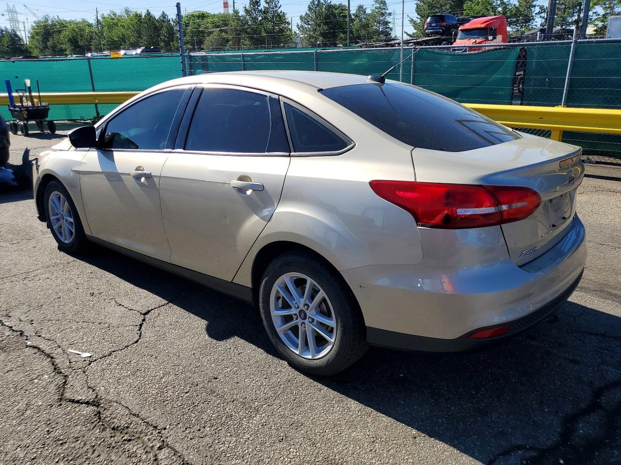 2017 Ford Focus Se Gold vin: 1FADP3F29HL343008