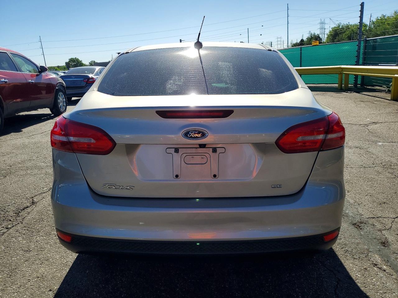 2017 Ford Focus Se Gold vin: 1FADP3F29HL343008