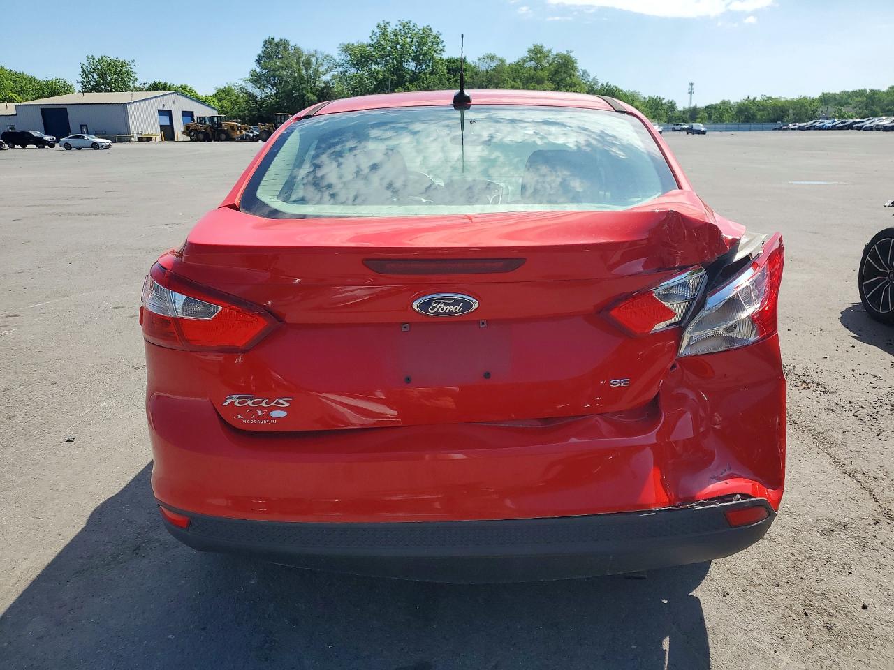2014 Ford Focus Se Red vin: 1FADP3F2XEL102540