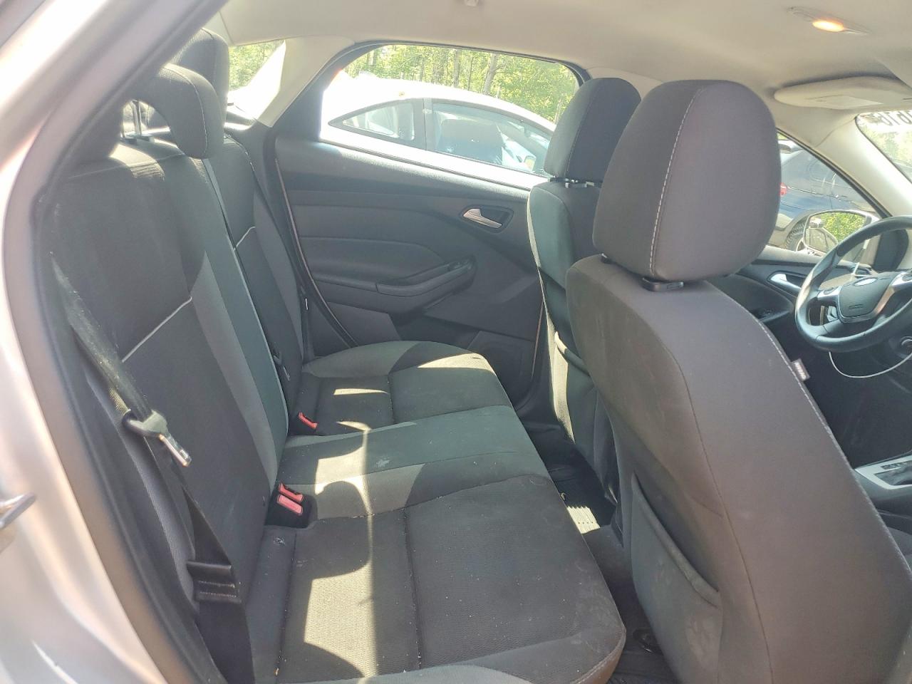 2014 Ford Focus Se Серебряный vin: 1FADP3F2XEL297135