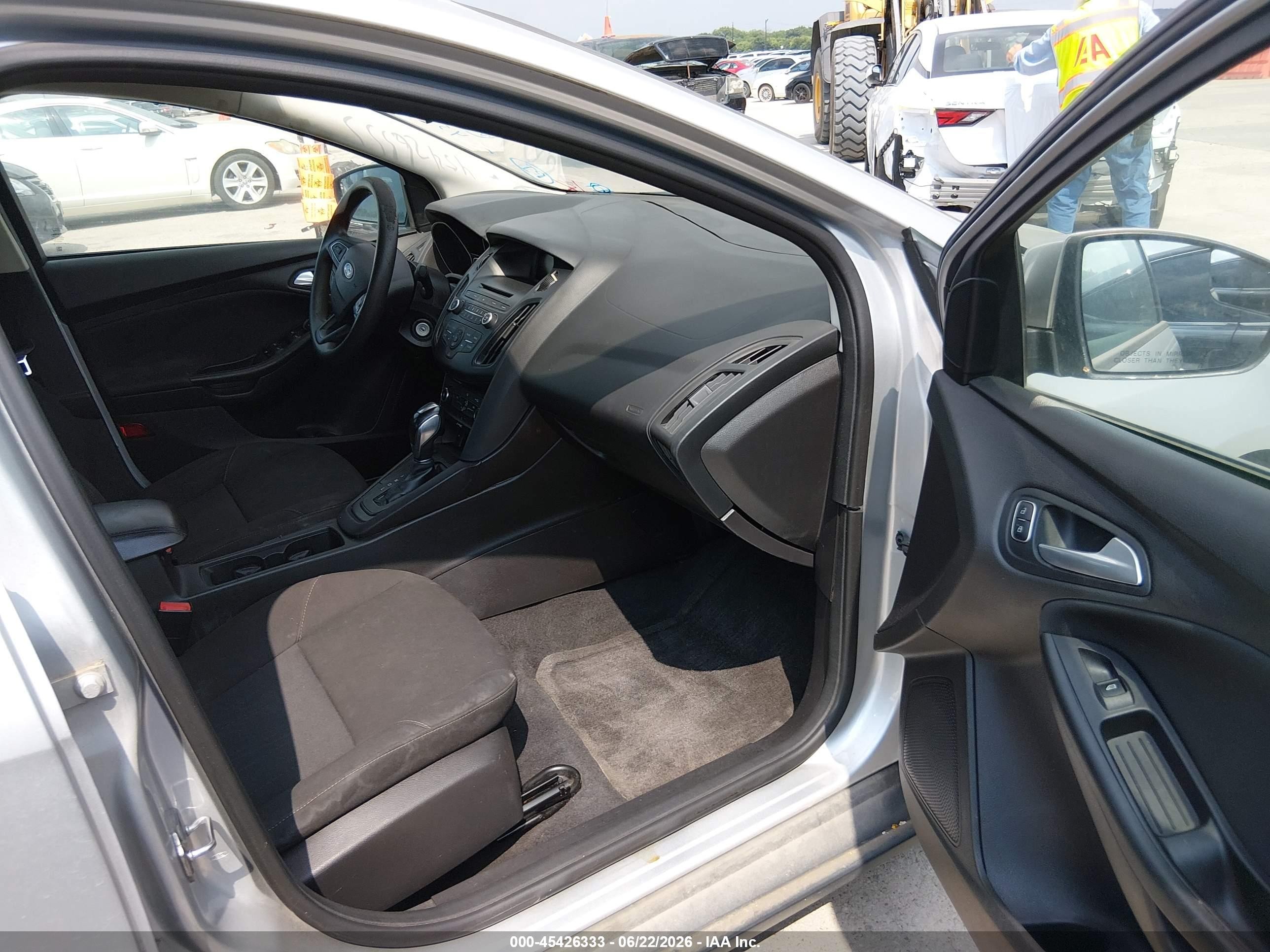 2015 Ford Focus Se Silver vin: 1FADP3F2XFL202672