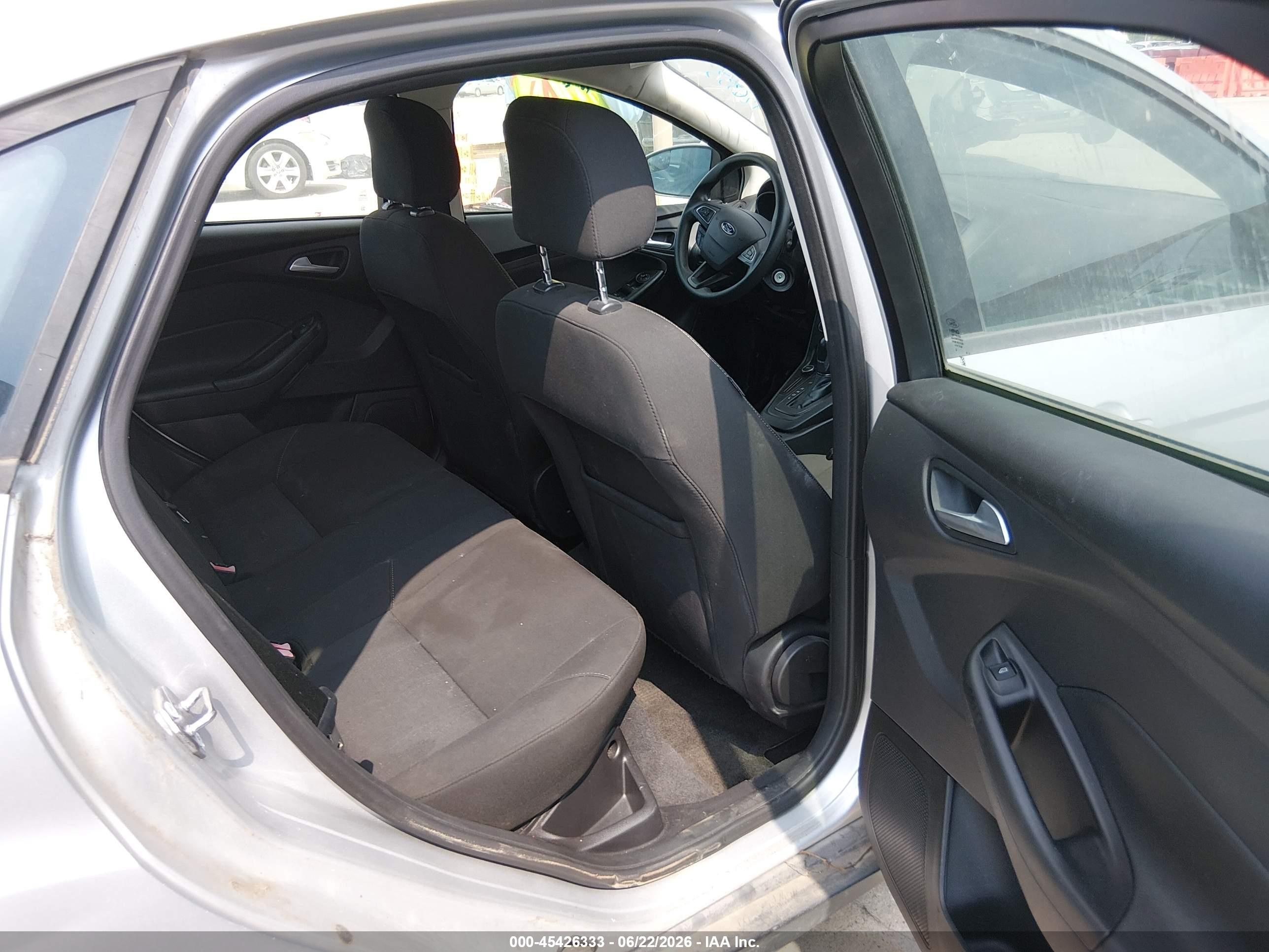 2015 Ford Focus Se Silver vin: 1FADP3F2XFL202672