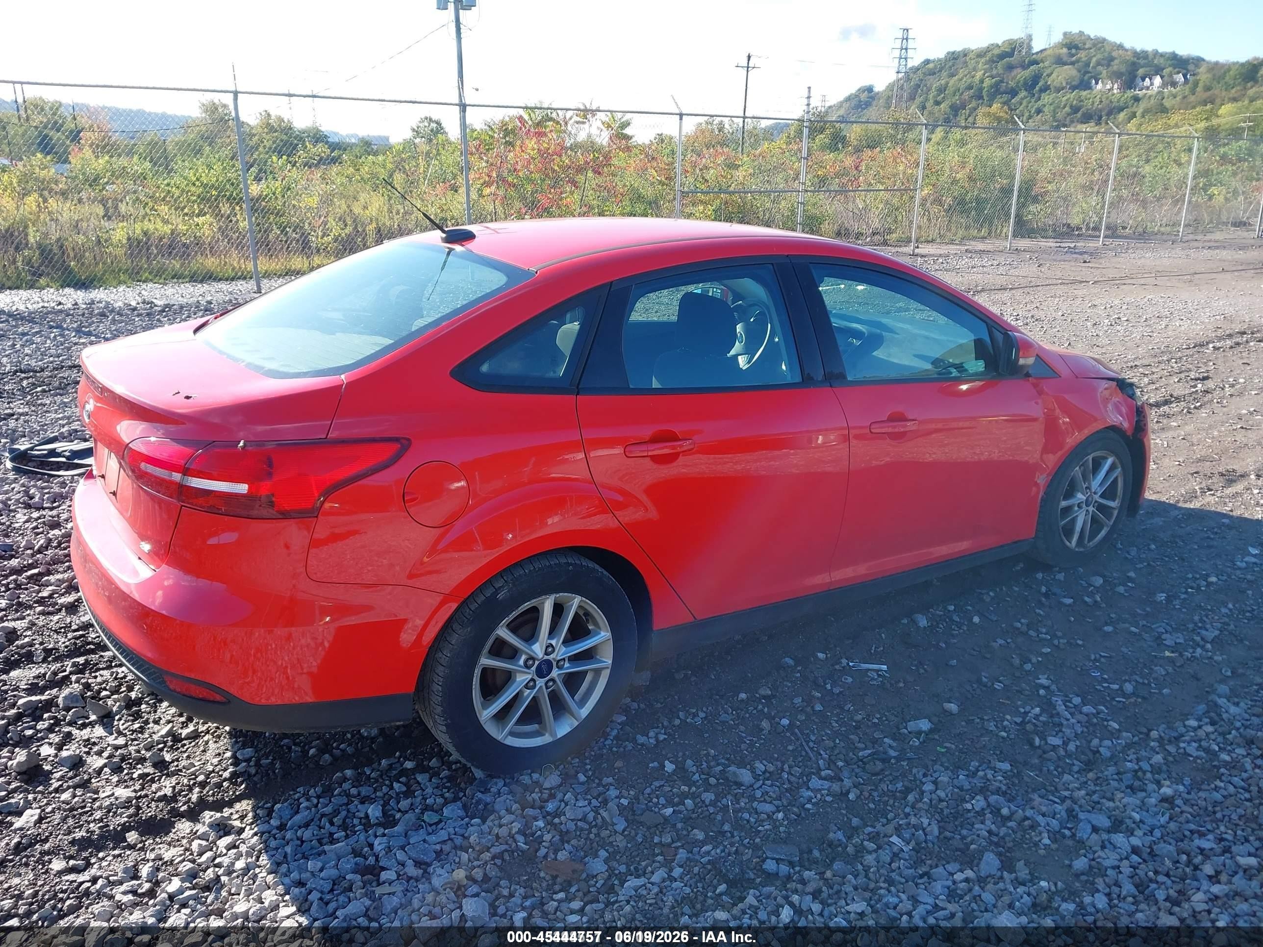2015 Ford Focus Se Red vin: 1FADP3F2XFL205118