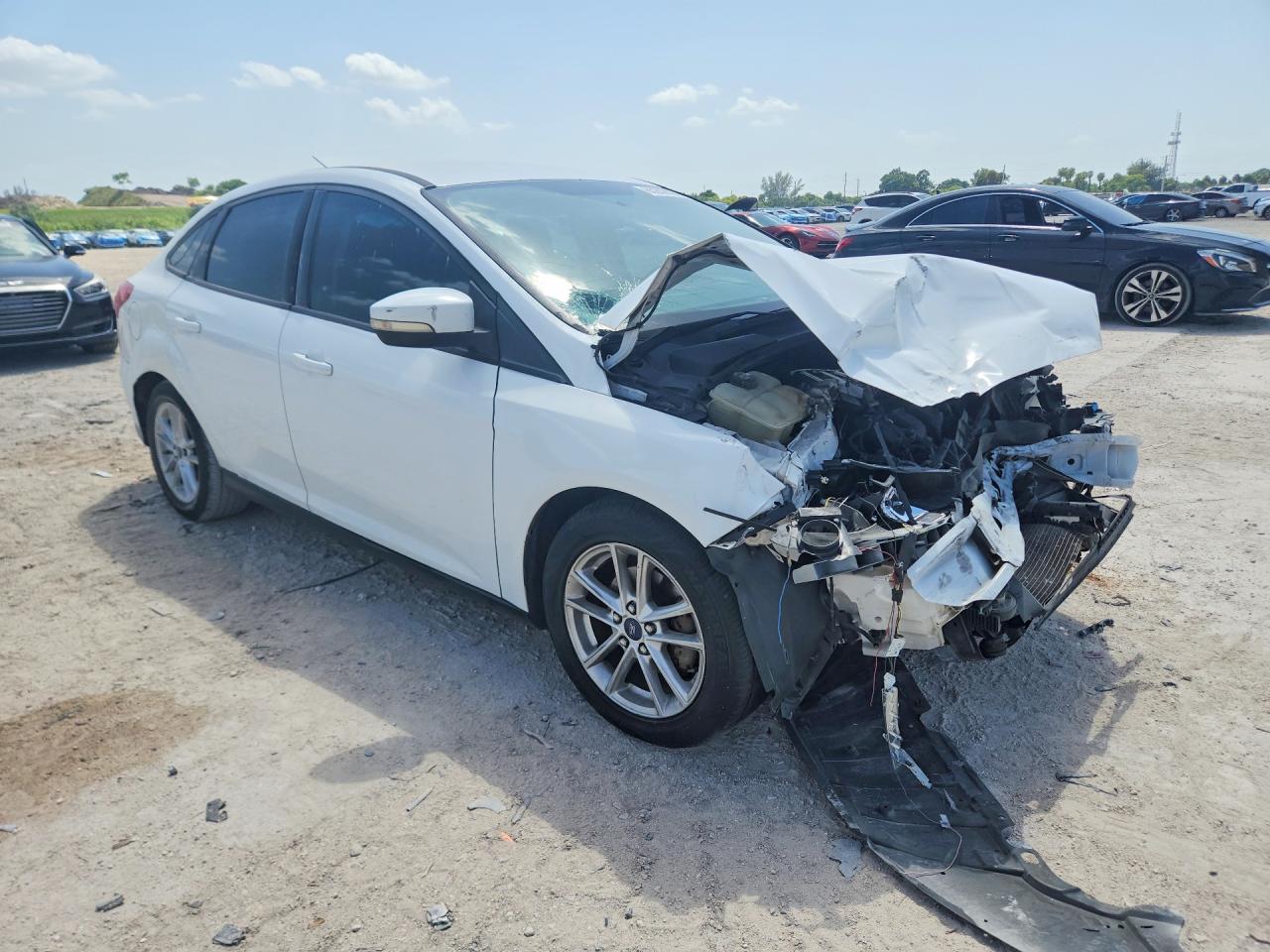 2015 Ford Focus Se White vin: 1FADP3F2XFL263939