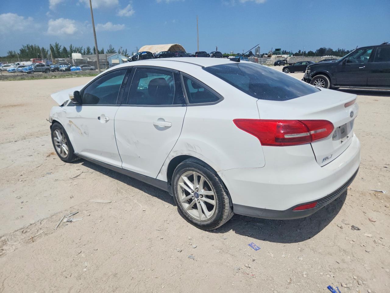 2015 Ford Focus Se White vin: 1FADP3F2XFL263939