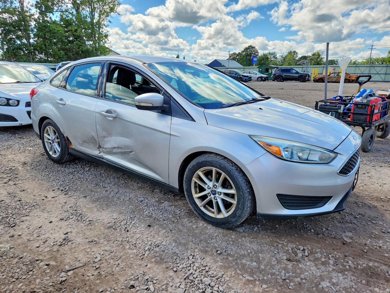 2015 Ford Focus Se Серебряный vin: 1FADP3F2XFL279364