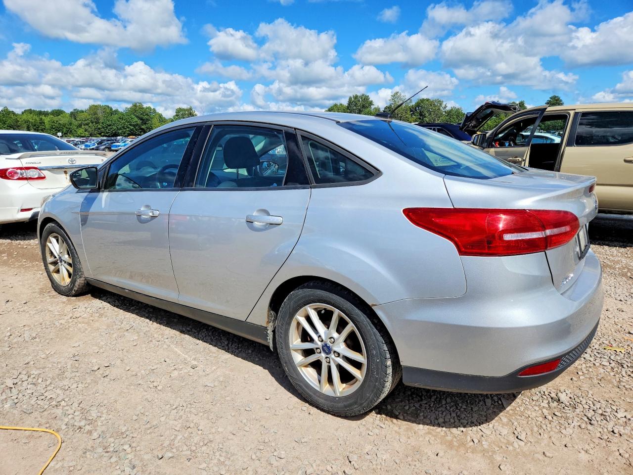 2015 Ford Focus Se Серебряный vin: 1FADP3F2XFL279364