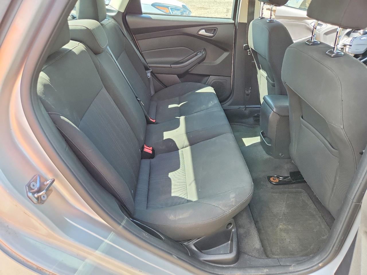 2015 Ford Focus Se Серебряный vin: 1FADP3F2XFL279364