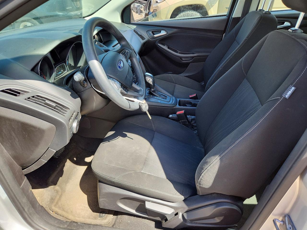 2015 Ford Focus Se Серебряный vin: 1FADP3F2XFL279364
