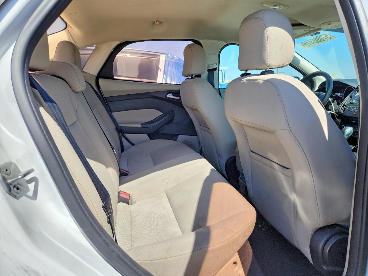 2015 Ford Focus Se Белый vin: 1FADP3F2XFL317353