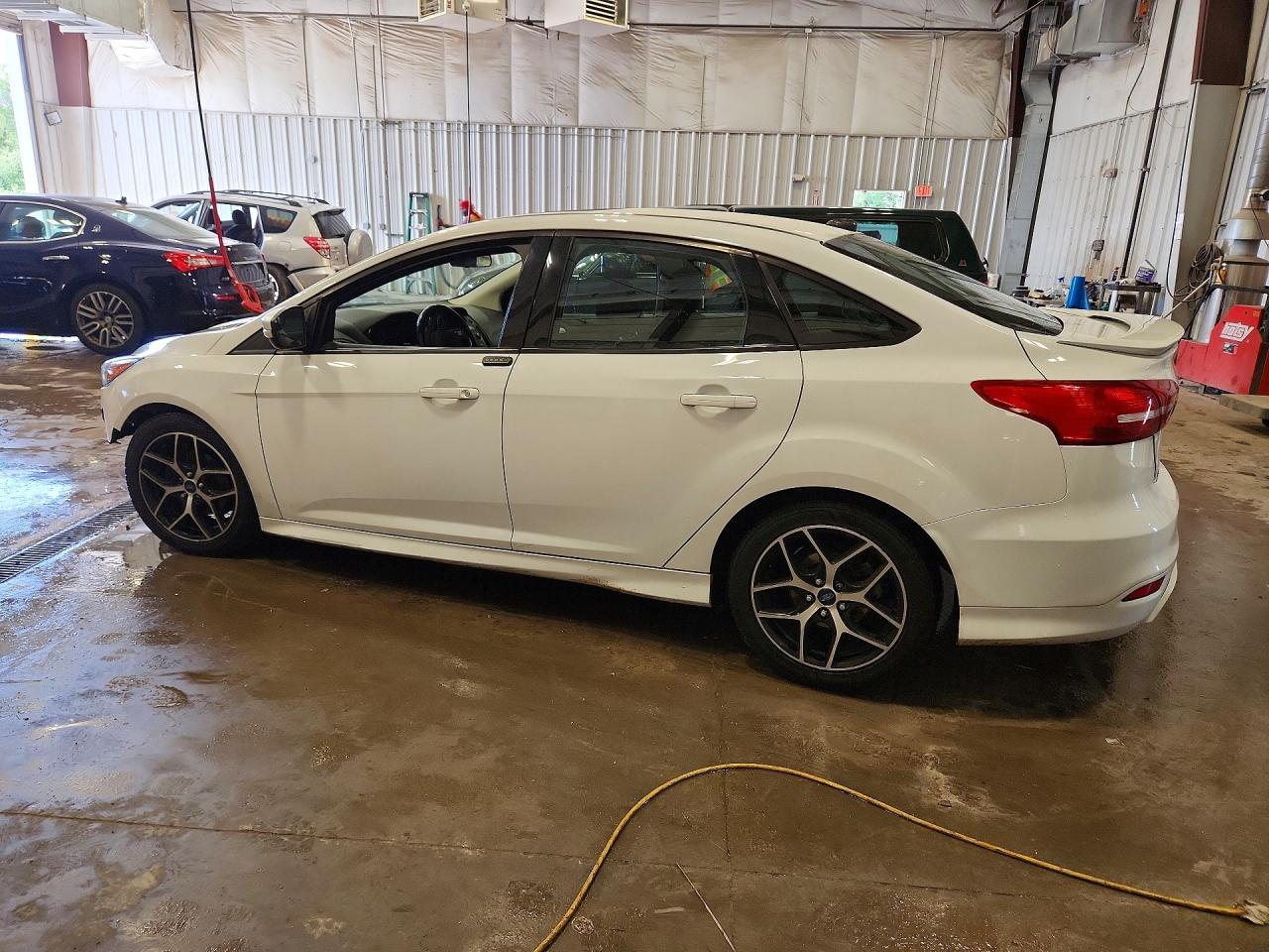 2015 Ford Focus Se White vin: 1FADP3F2XFL322830