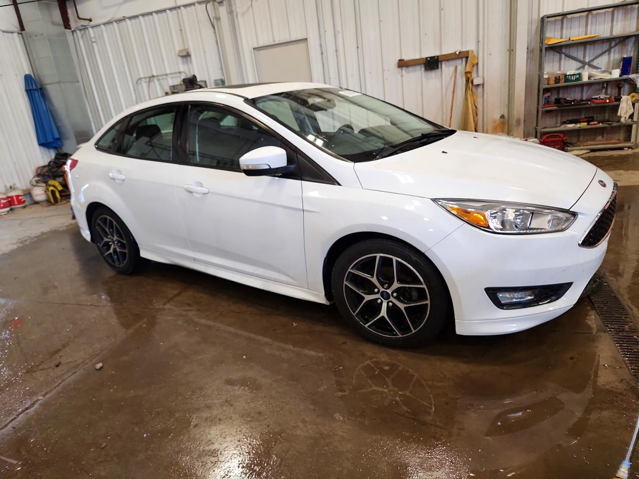 2015 Ford Focus Se White vin: 1FADP3F2XFL322830