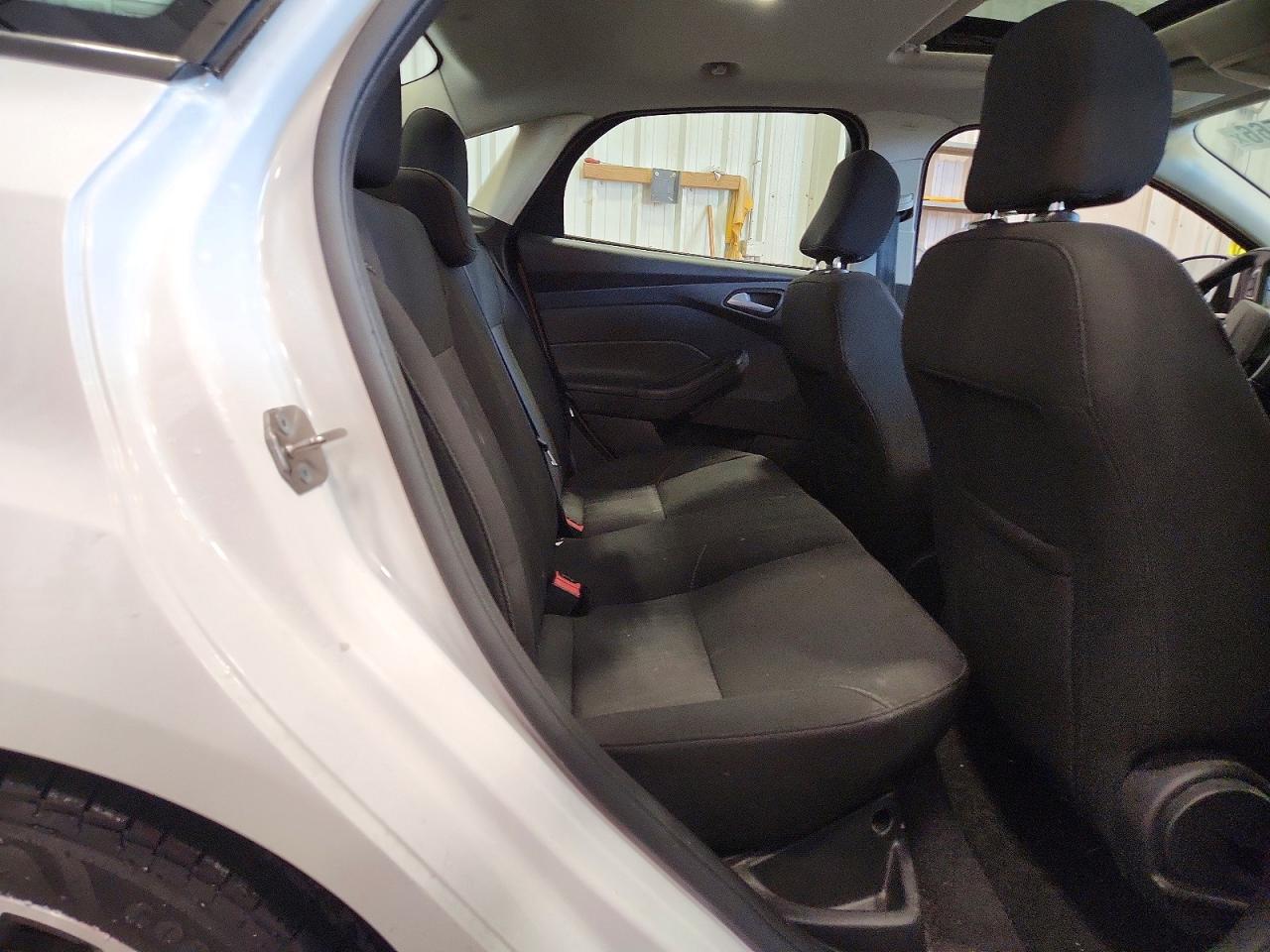 2015 Ford Focus Se White vin: 1FADP3F2XFL322830