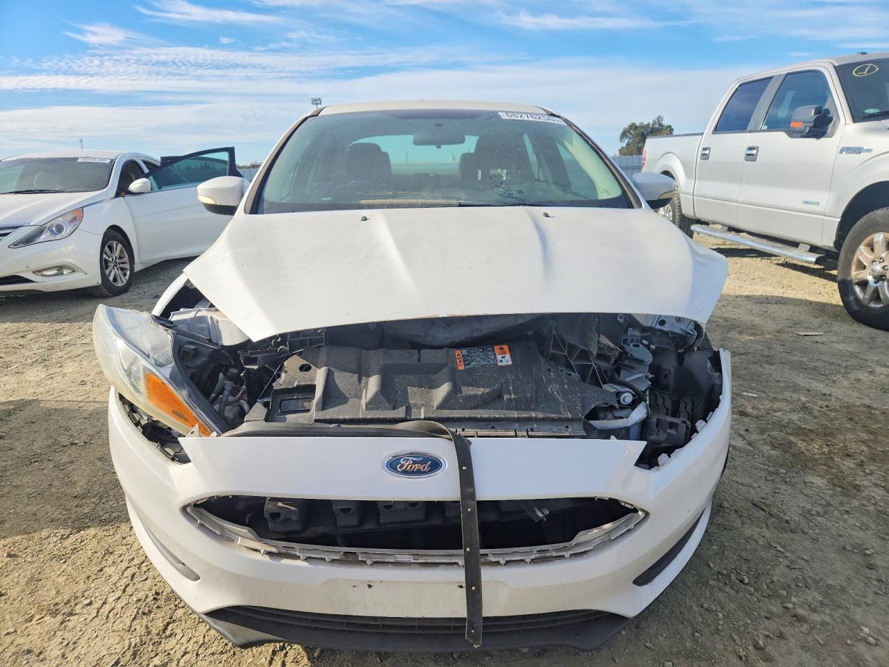 2015 Ford Focus Se White vin: 1FADP3F2XFL329101