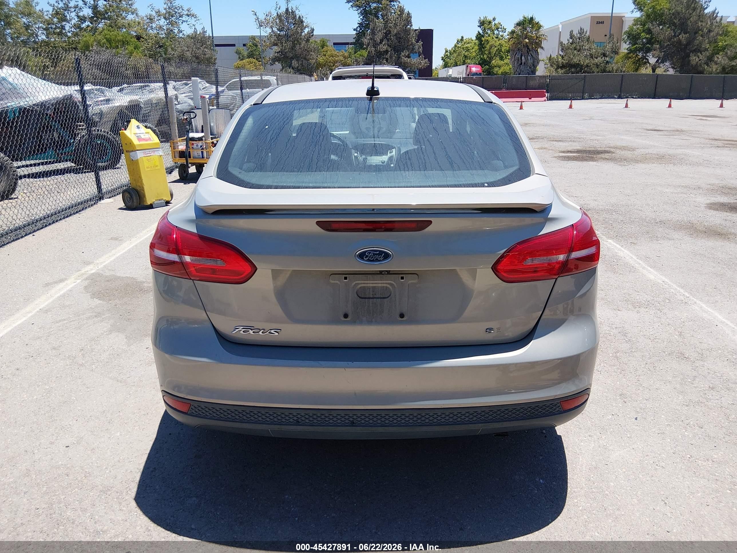 2015 Ford Focus Se Gold vin: 1FADP3F2XFL329938