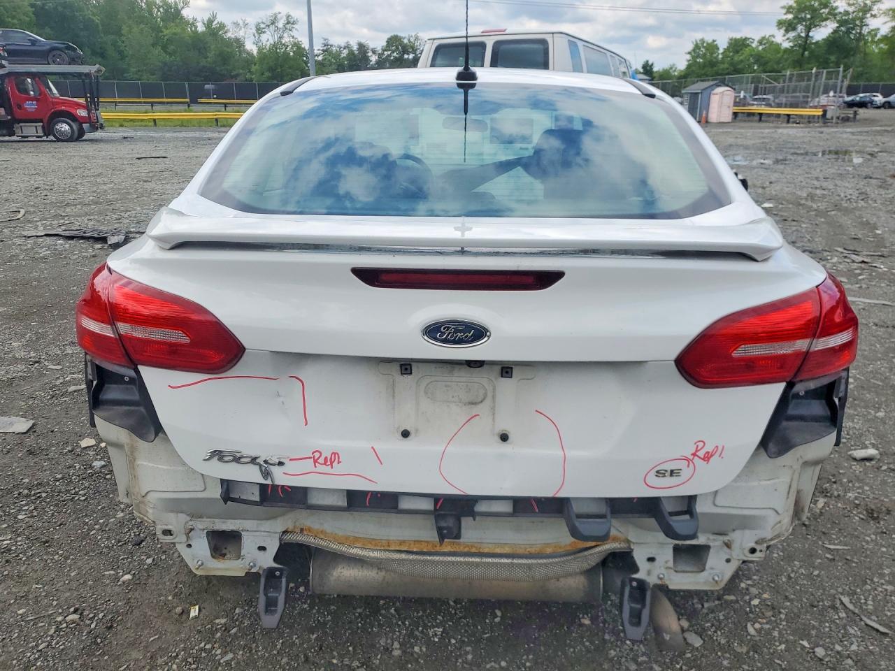 2015 Ford Focus Se White vin: 1FADP3F2XFL360722