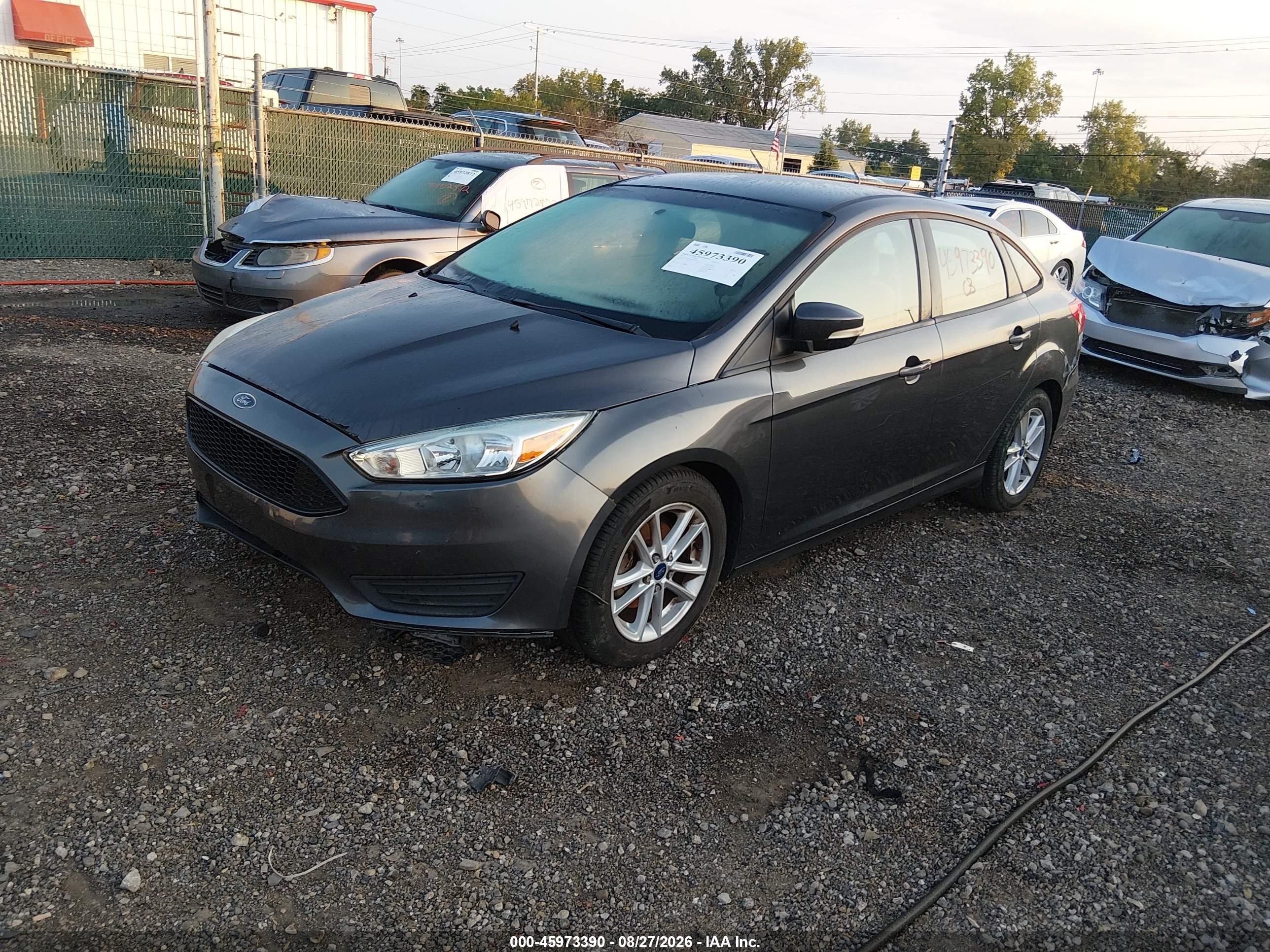 2017 Ford Focus Se Gray vin: 1FADP3F2XHL266052