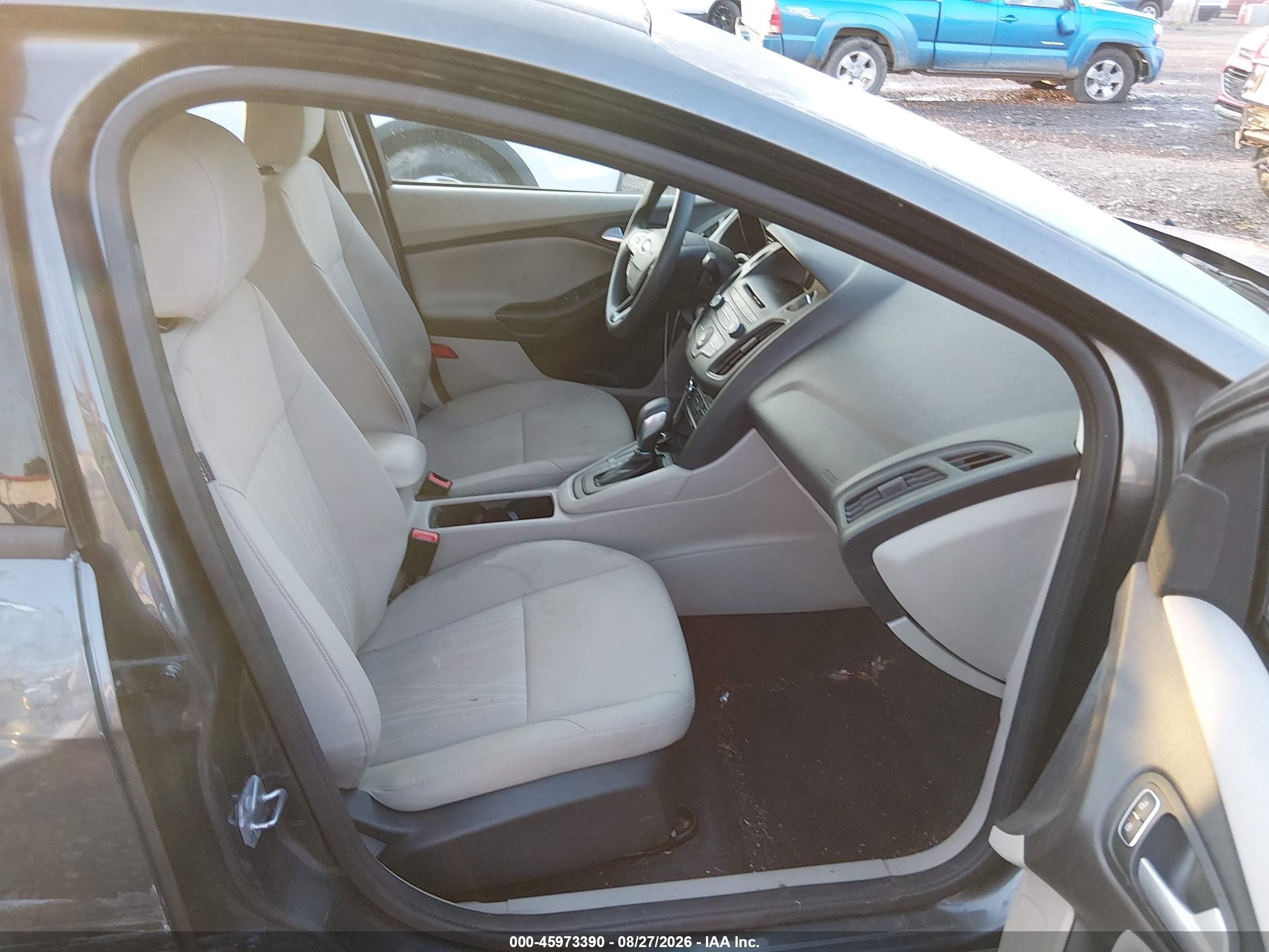 2017 Ford Focus Se Gray vin: 1FADP3F2XHL266052