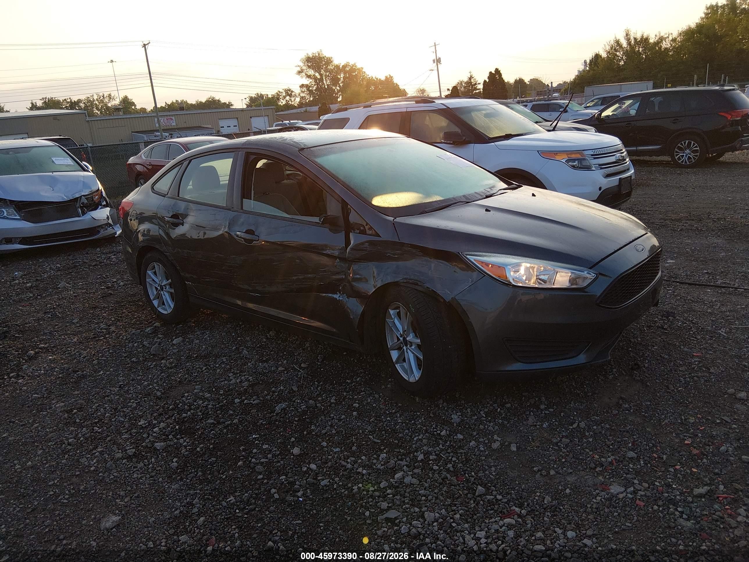 2017 Ford Focus Se Gray vin: 1FADP3F2XHL266052