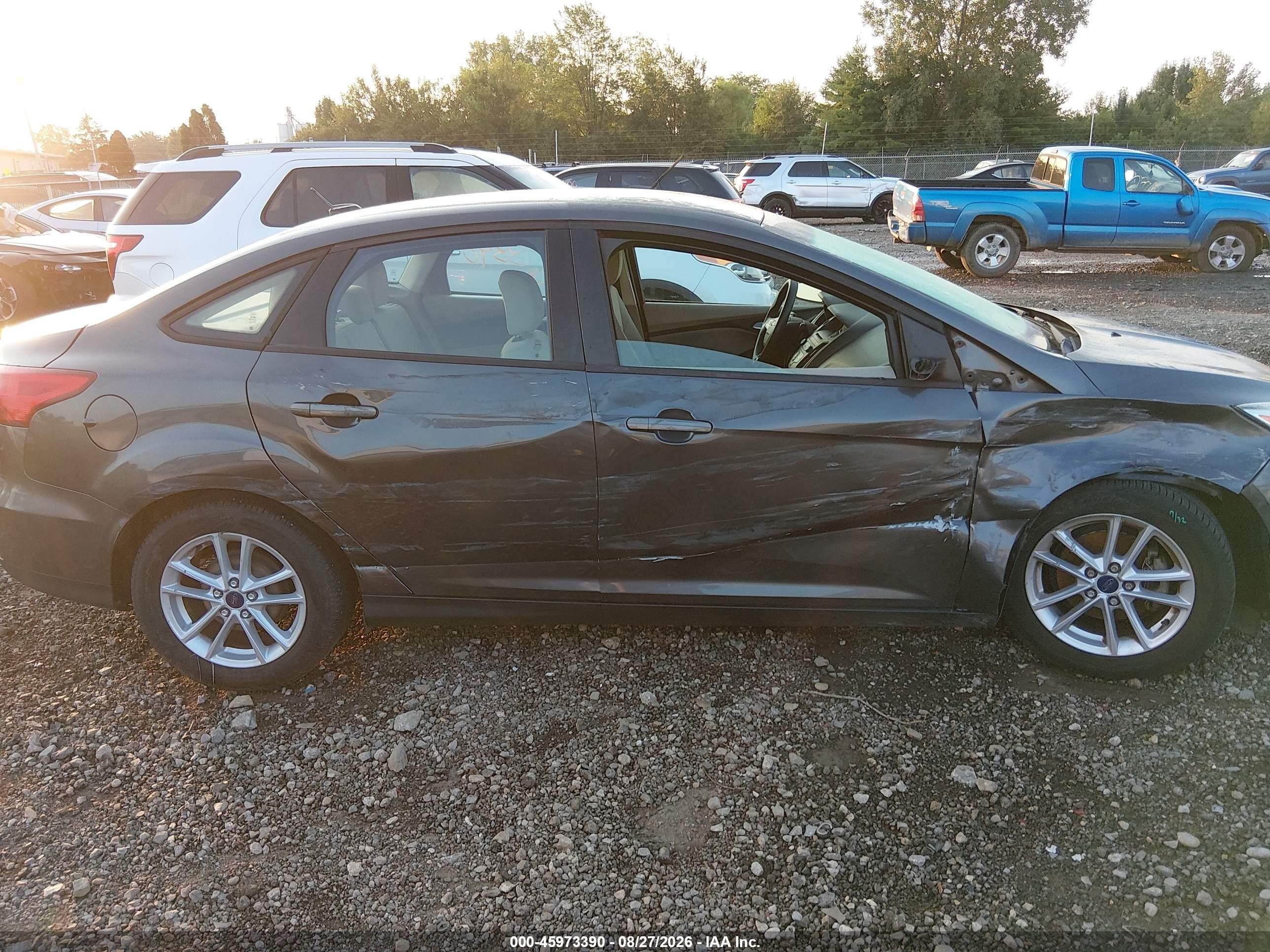 2017 Ford Focus Se Gray vin: 1FADP3F2XHL266052