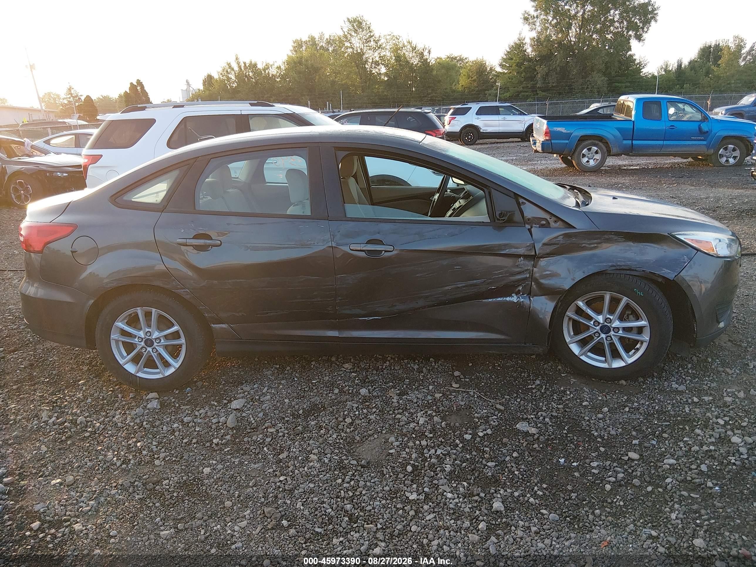 2017 Ford Focus Se Gray vin: 1FADP3F2XHL266052