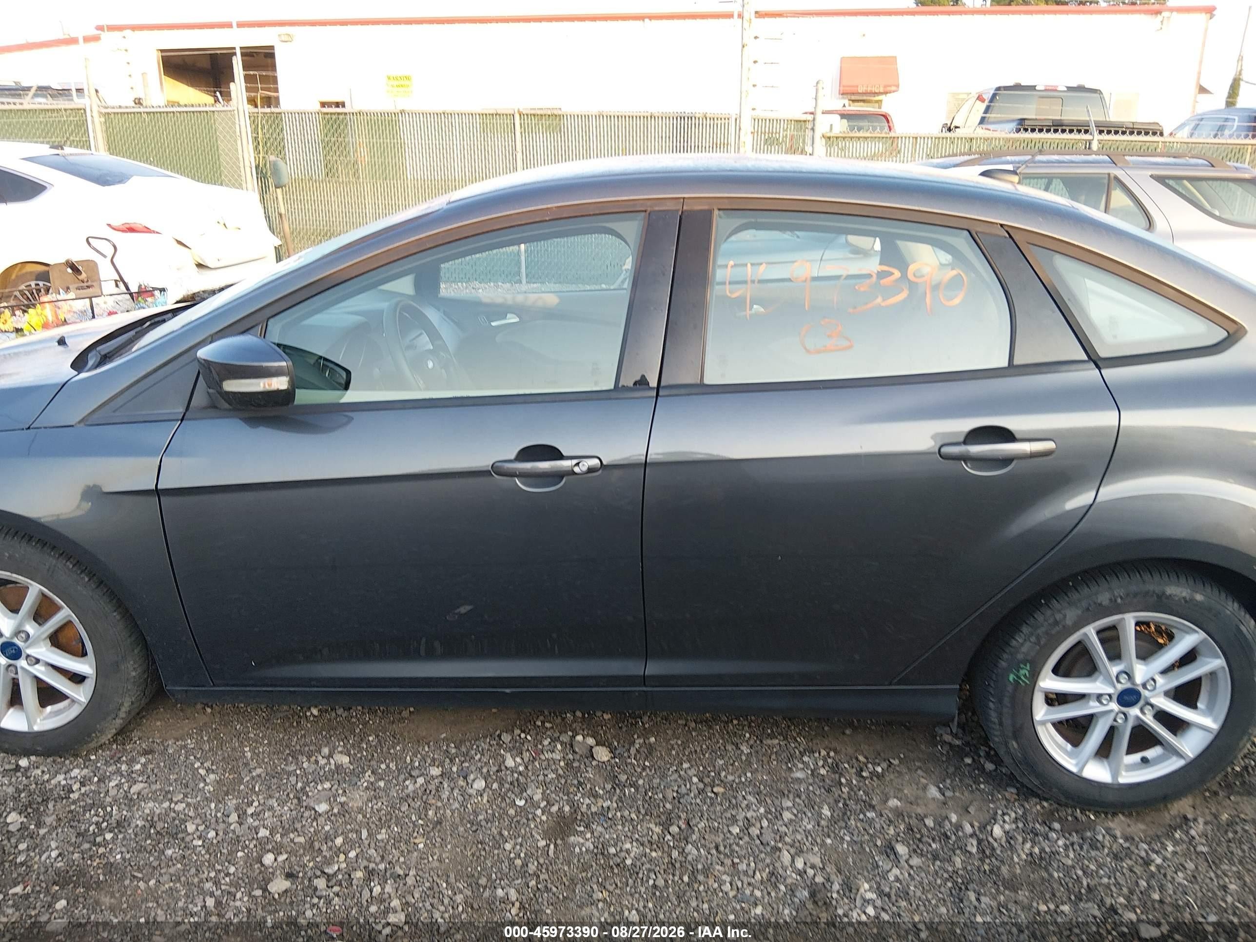 2017 Ford Focus Se Gray vin: 1FADP3F2XHL266052