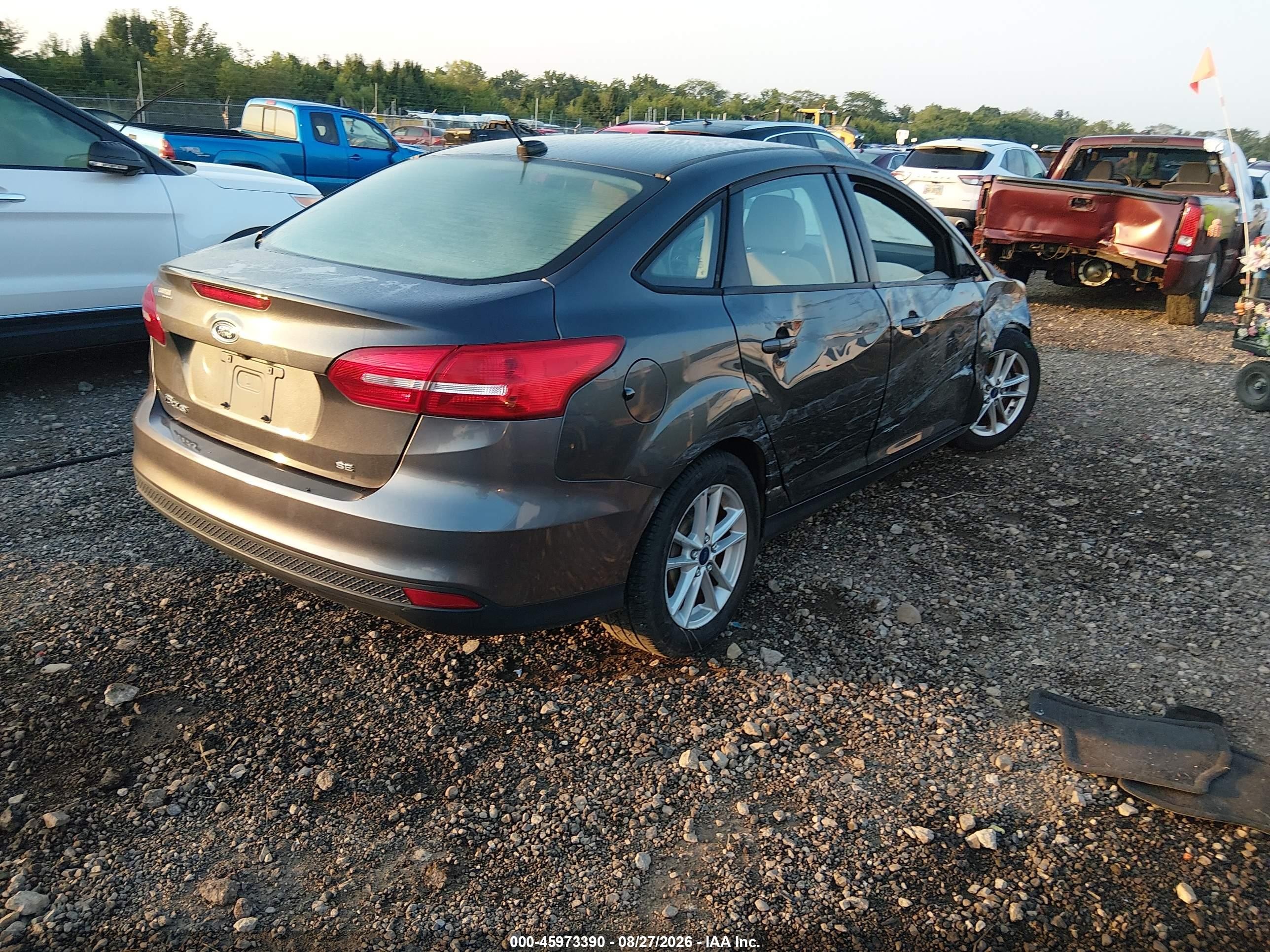 2017 Ford Focus Se Gray vin: 1FADP3F2XHL266052