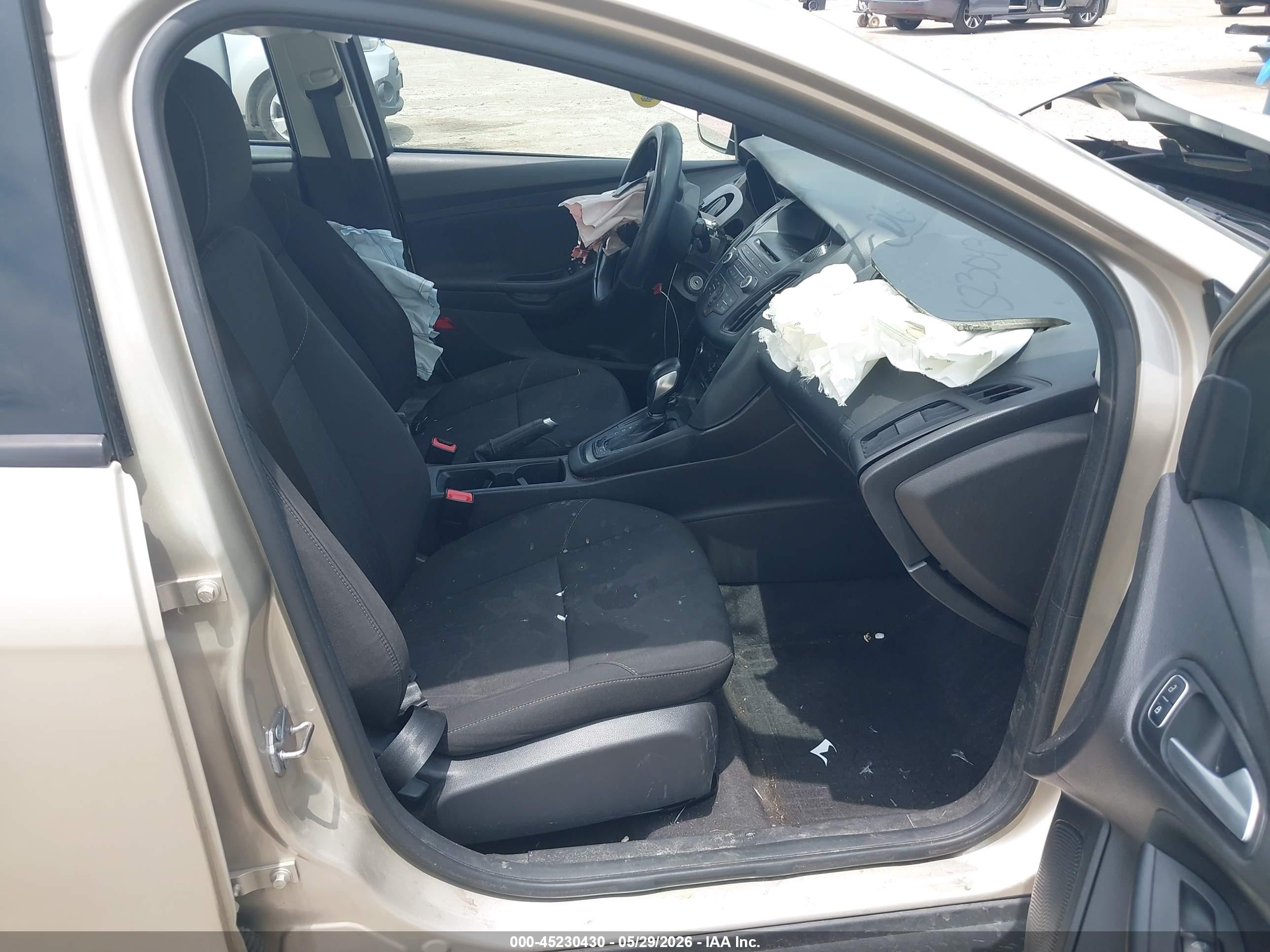 2017 Ford Focus Se Beige vin: 1FADP3F2XHL299116