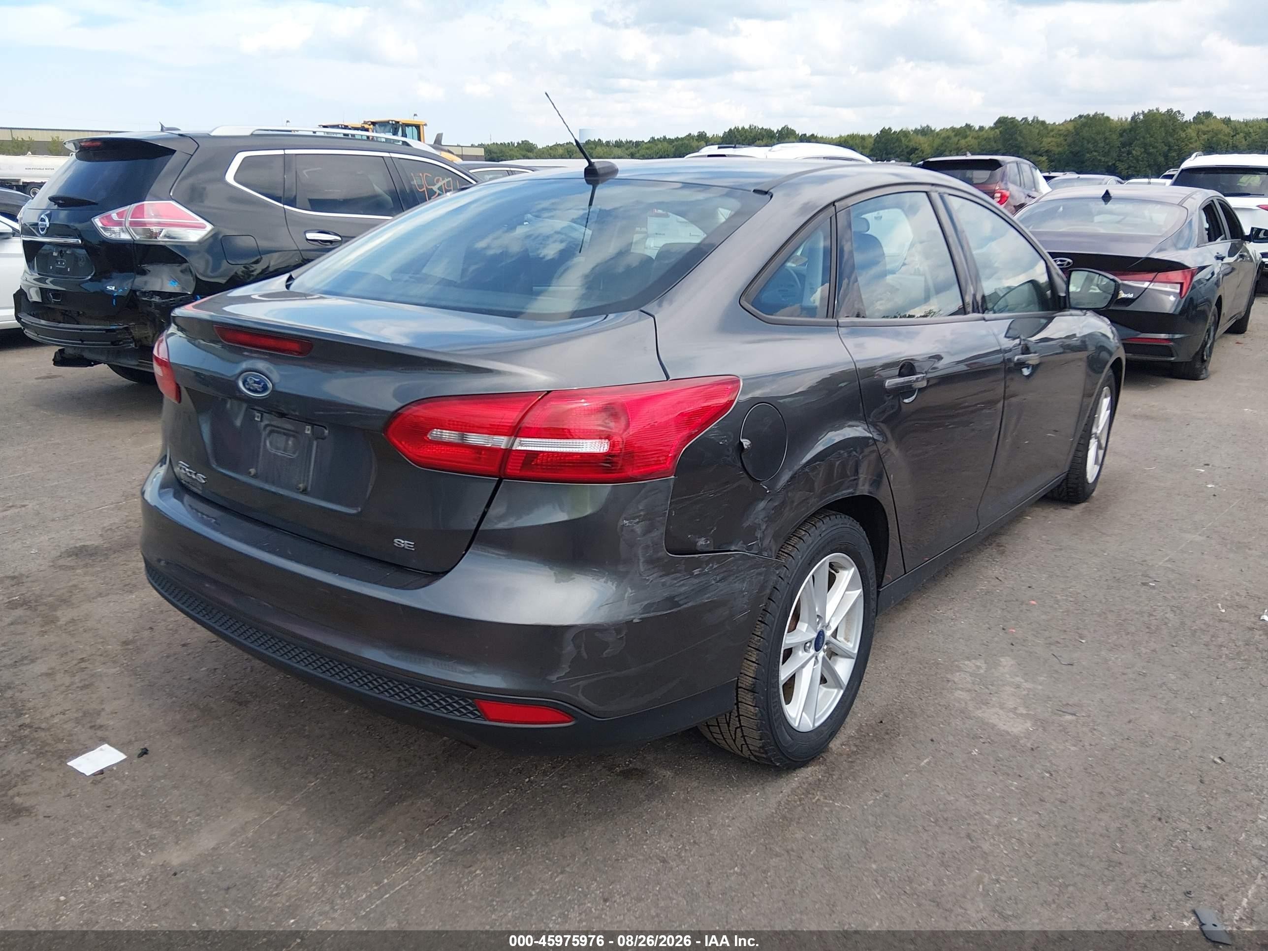 2018 Ford Focus Se Серый vin: 1FADP3F2XJL257938