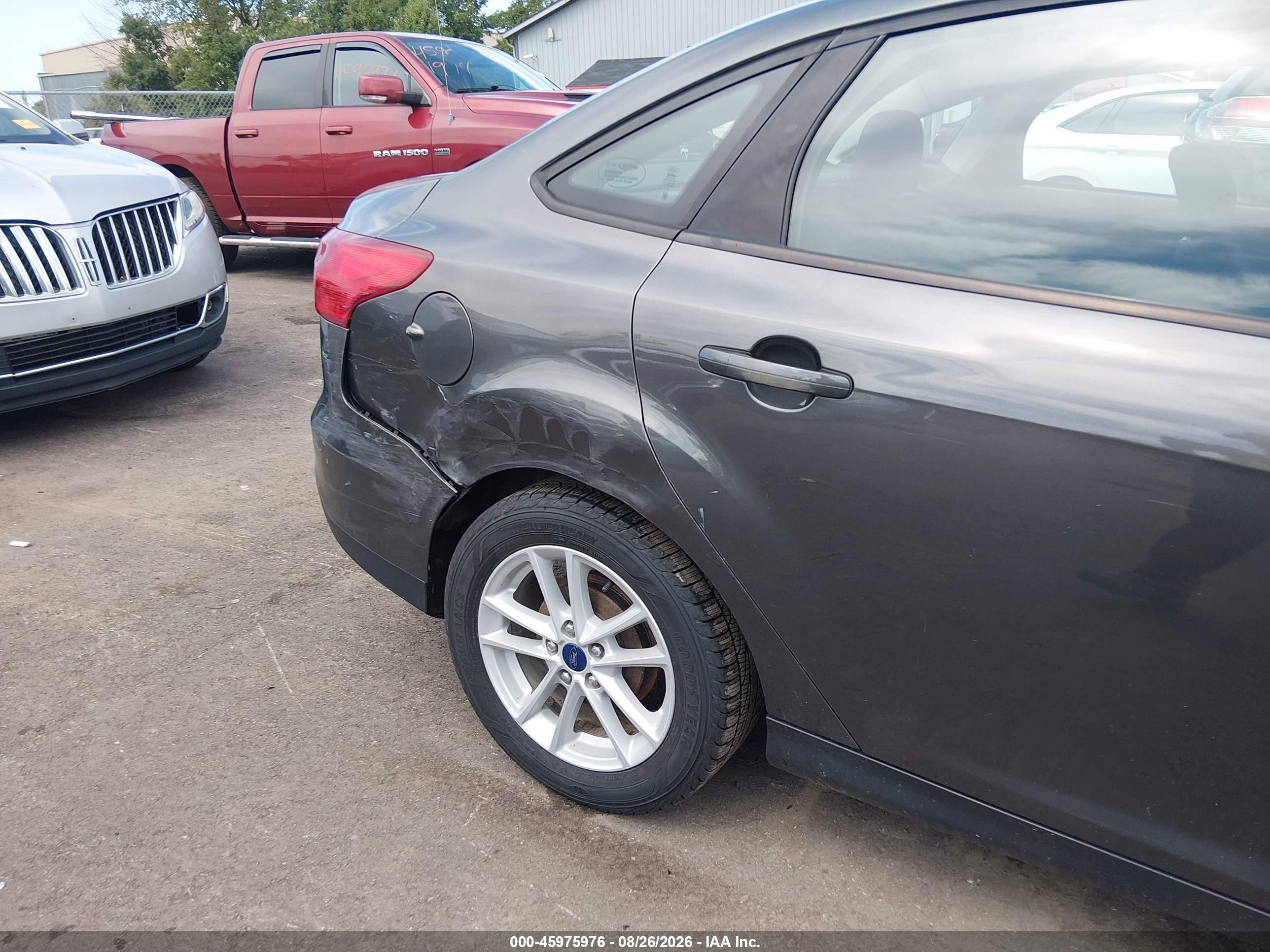 2018 Ford Focus Se Серый vin: 1FADP3F2XJL257938