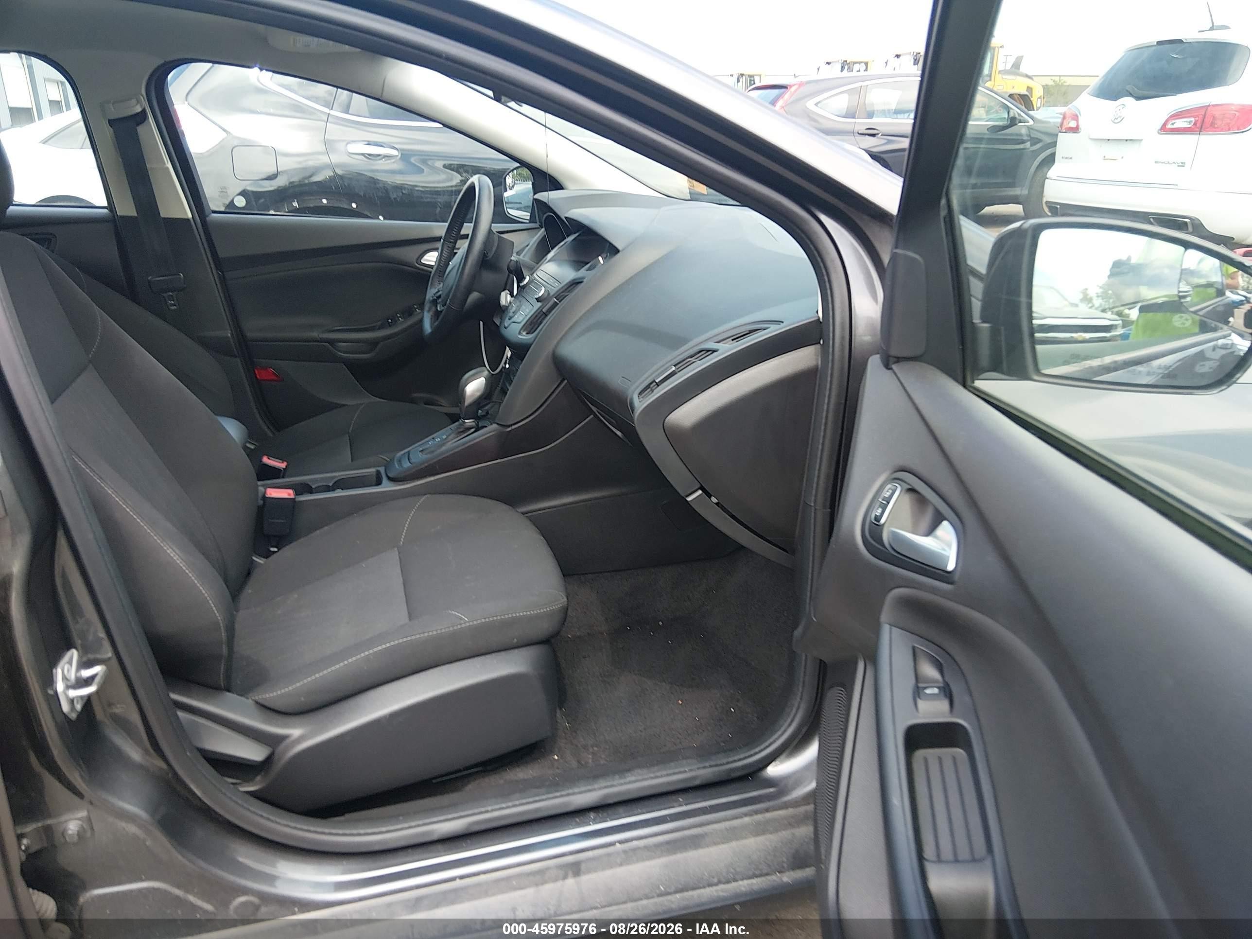 2018 Ford Focus Se Серый vin: 1FADP3F2XJL257938