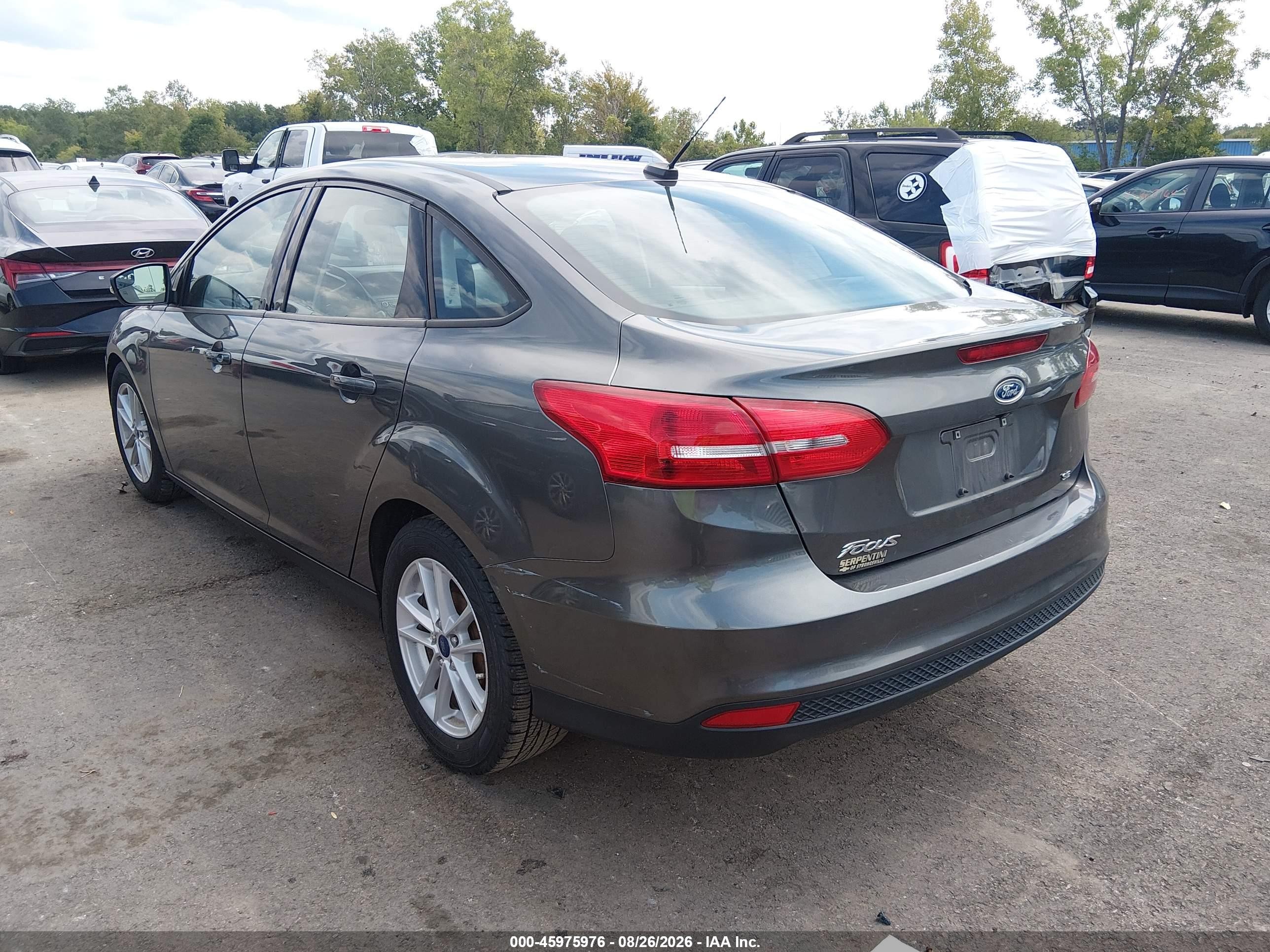 2018 Ford Focus Se Серый vin: 1FADP3F2XJL257938