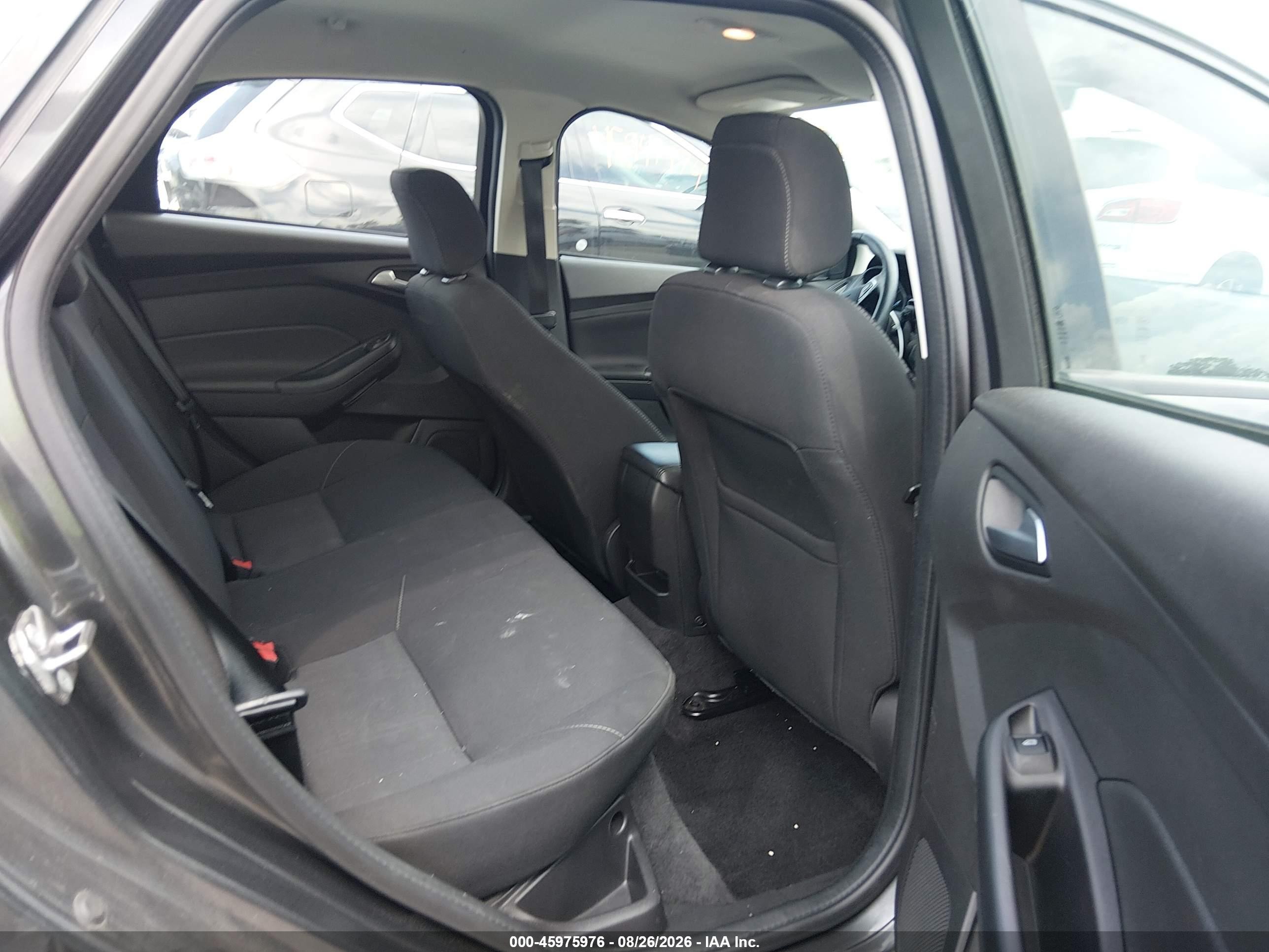2018 Ford Focus Se Серый vin: 1FADP3F2XJL257938