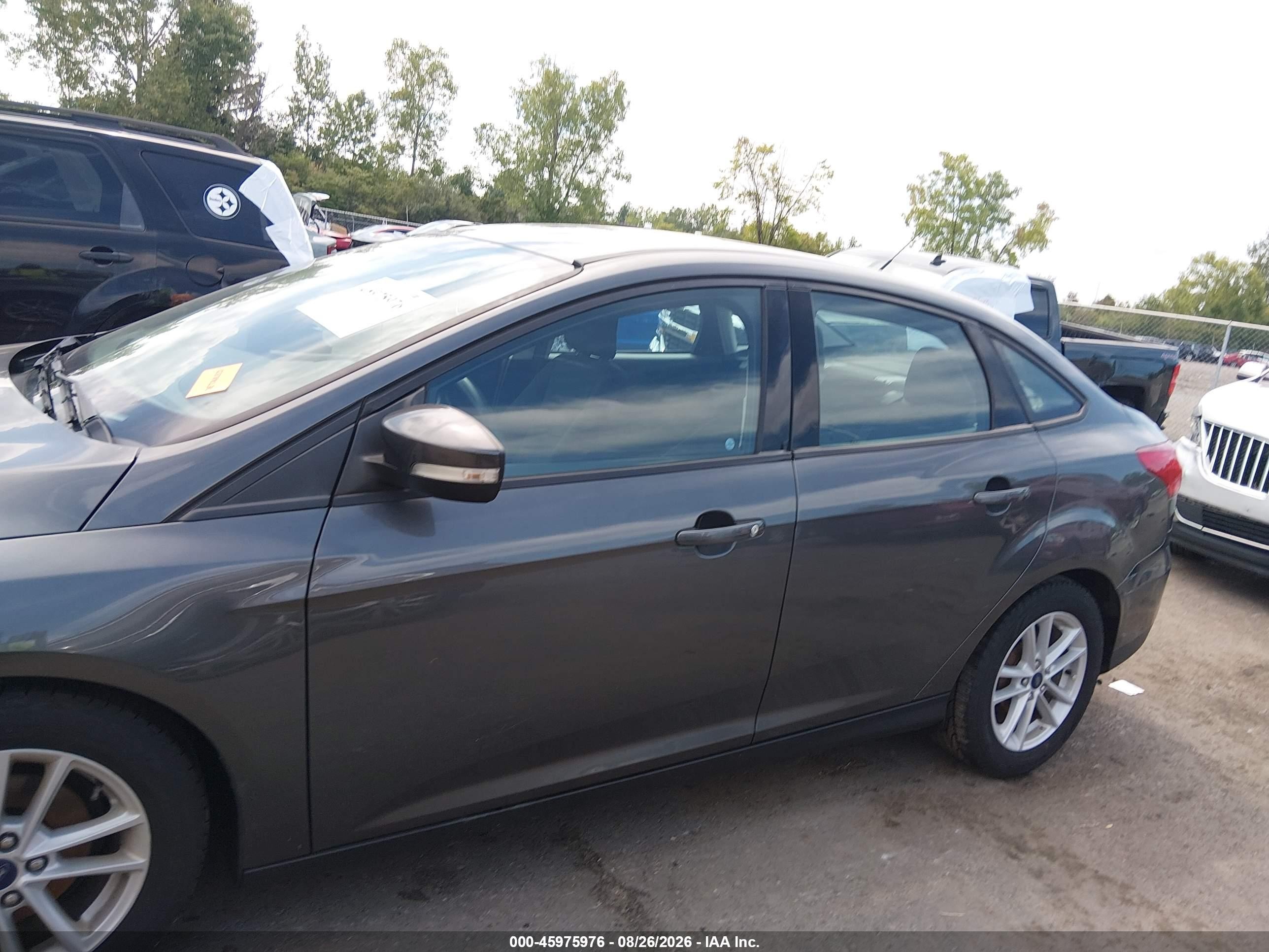 2018 Ford Focus Se Серый vin: 1FADP3F2XJL257938