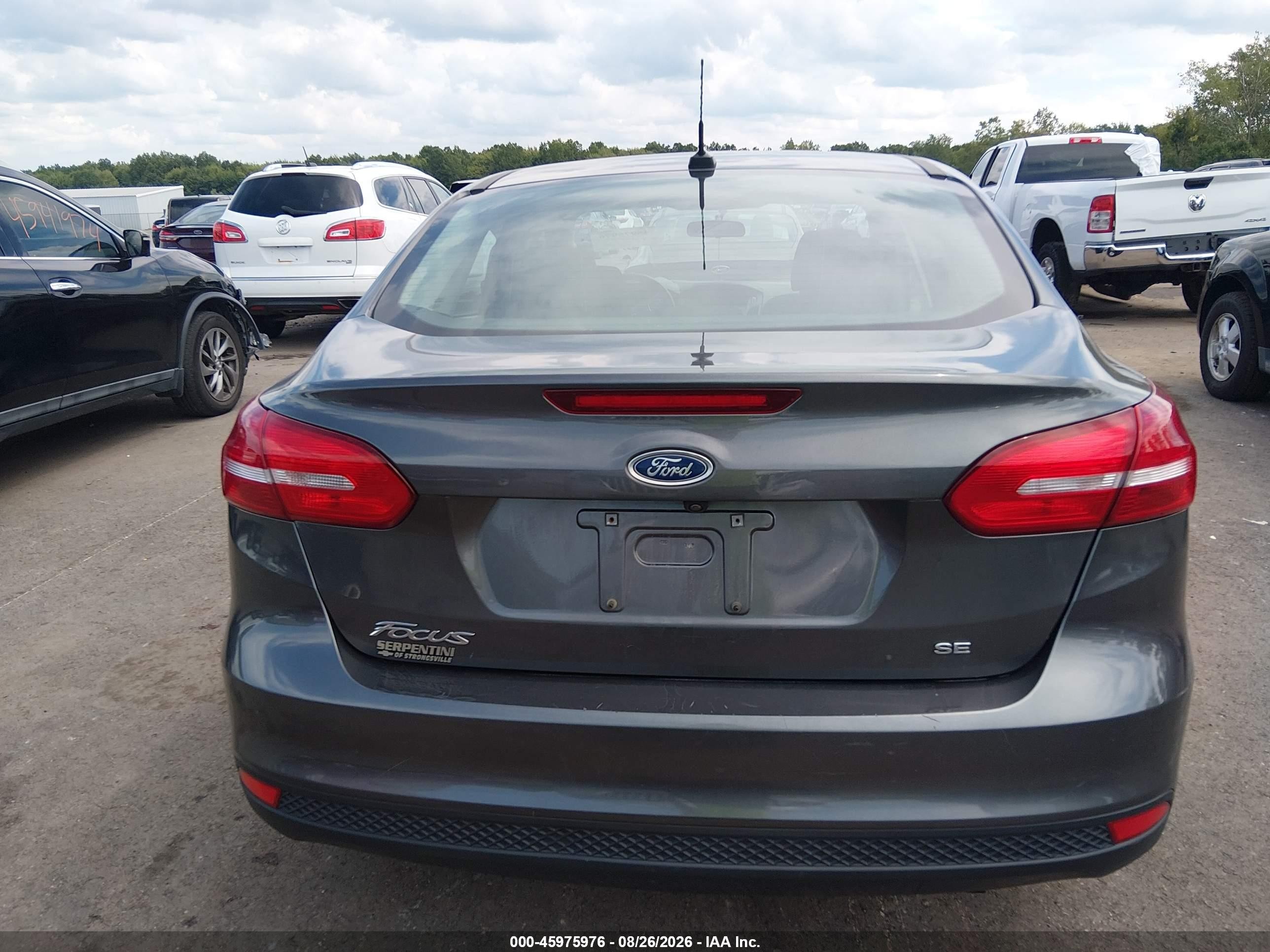 2018 Ford Focus Se Серый vin: 1FADP3F2XJL257938