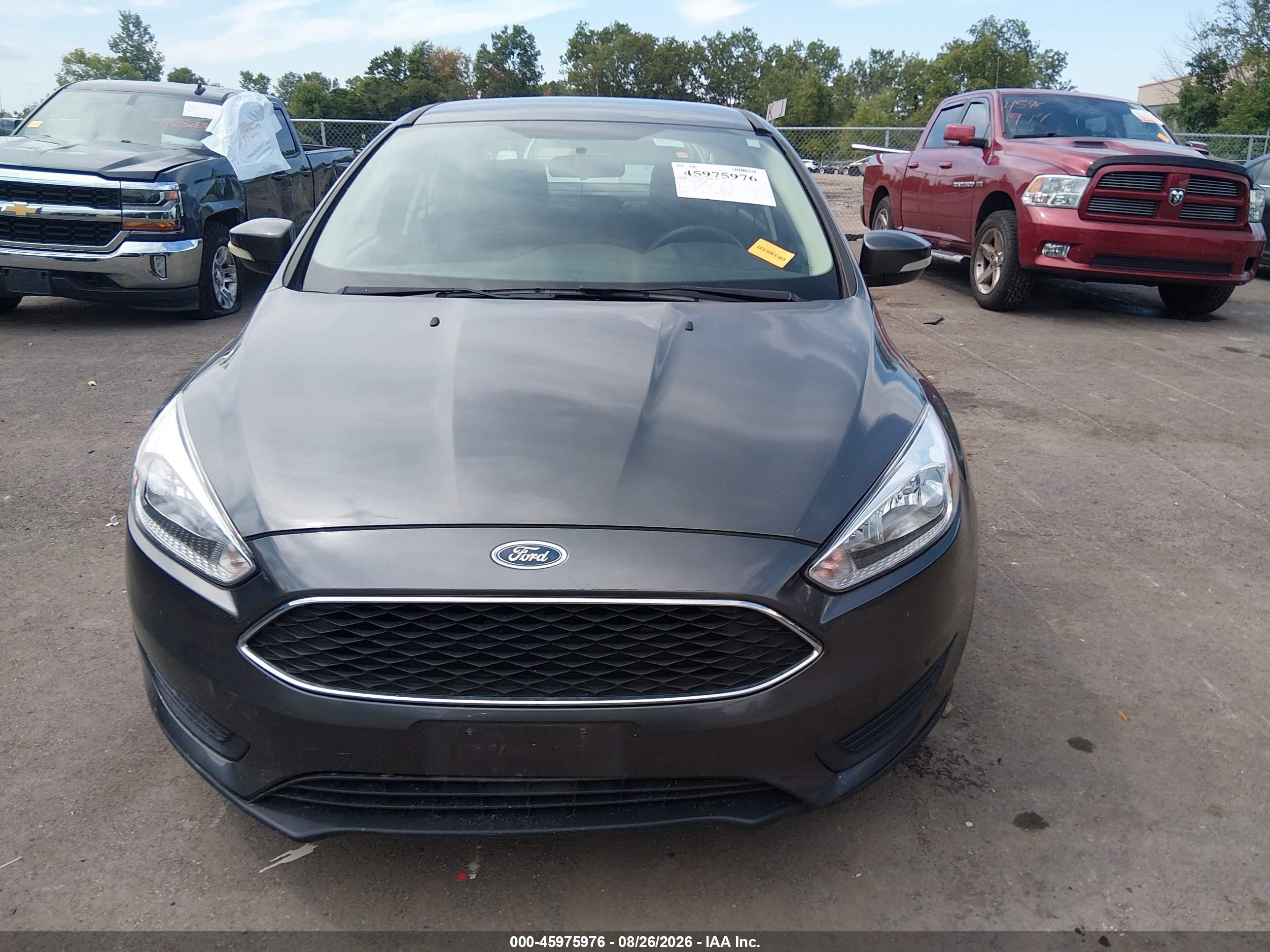 2018 Ford Focus Se Серый vin: 1FADP3F2XJL257938