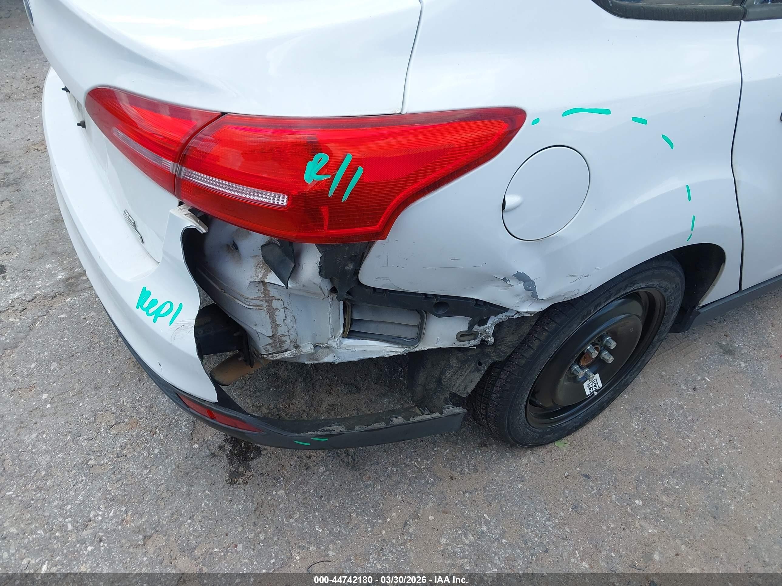 2017 Ford Focus Se White vin: 1FADP3FE0HL276552