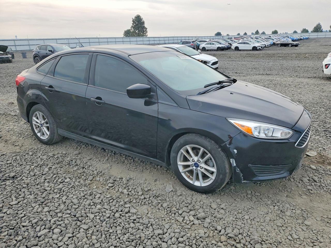 2018 Ford Focus Se Черный vin: 1FADP3FE2JL304650
